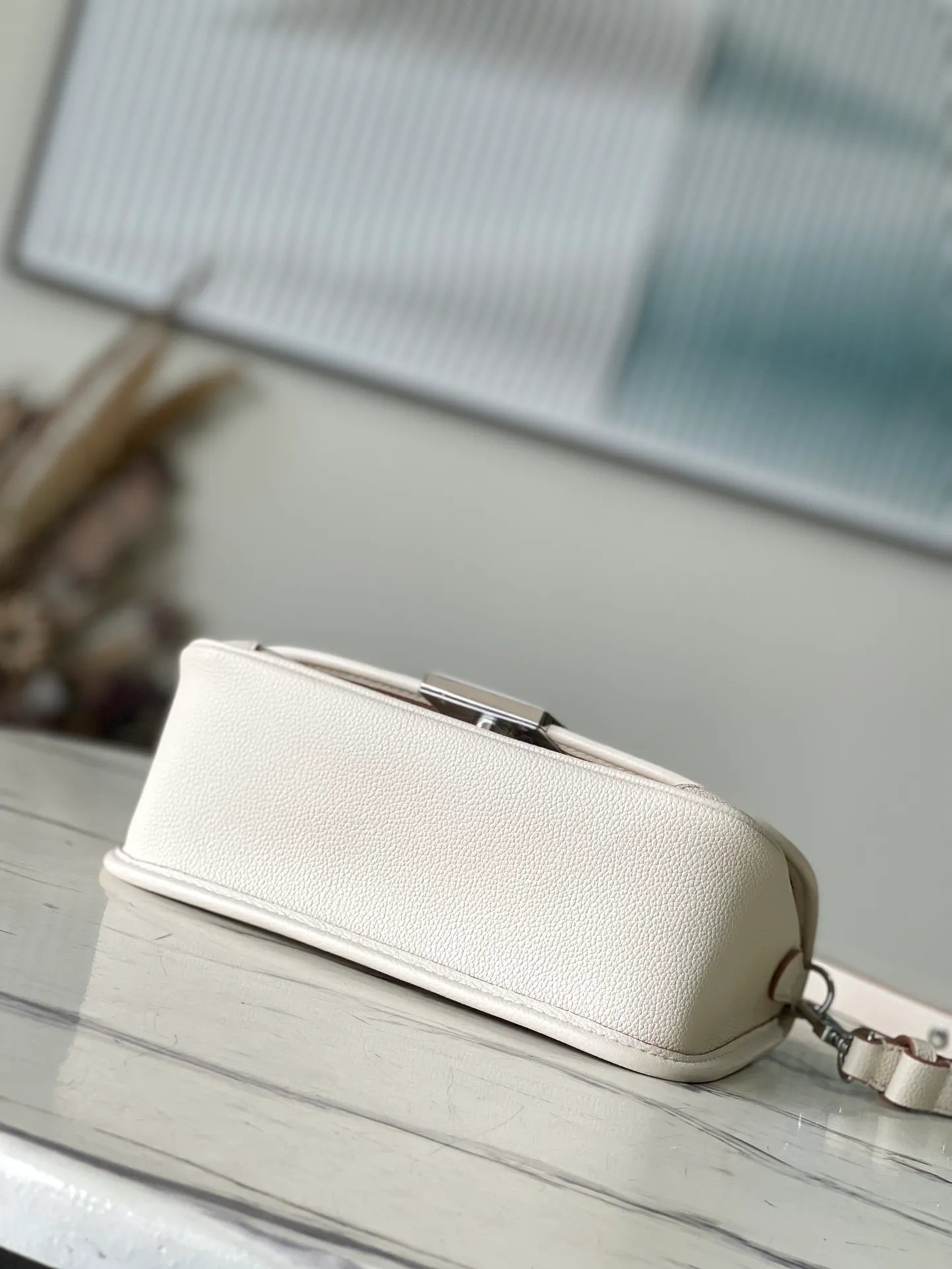 💰1160 (top-grain leather) Top original order M59457 Beige The Buci crossbody bag, cut from the iconic grained Epi leather, is available in exquisite pastel colors this season, adding soft elegance to the spring silhouette. The compact appearance and large resin-covered buckles of the same color give the look a fashionable and modern appeal. Dimensions: 24.5 x 15.5 x 9 cm