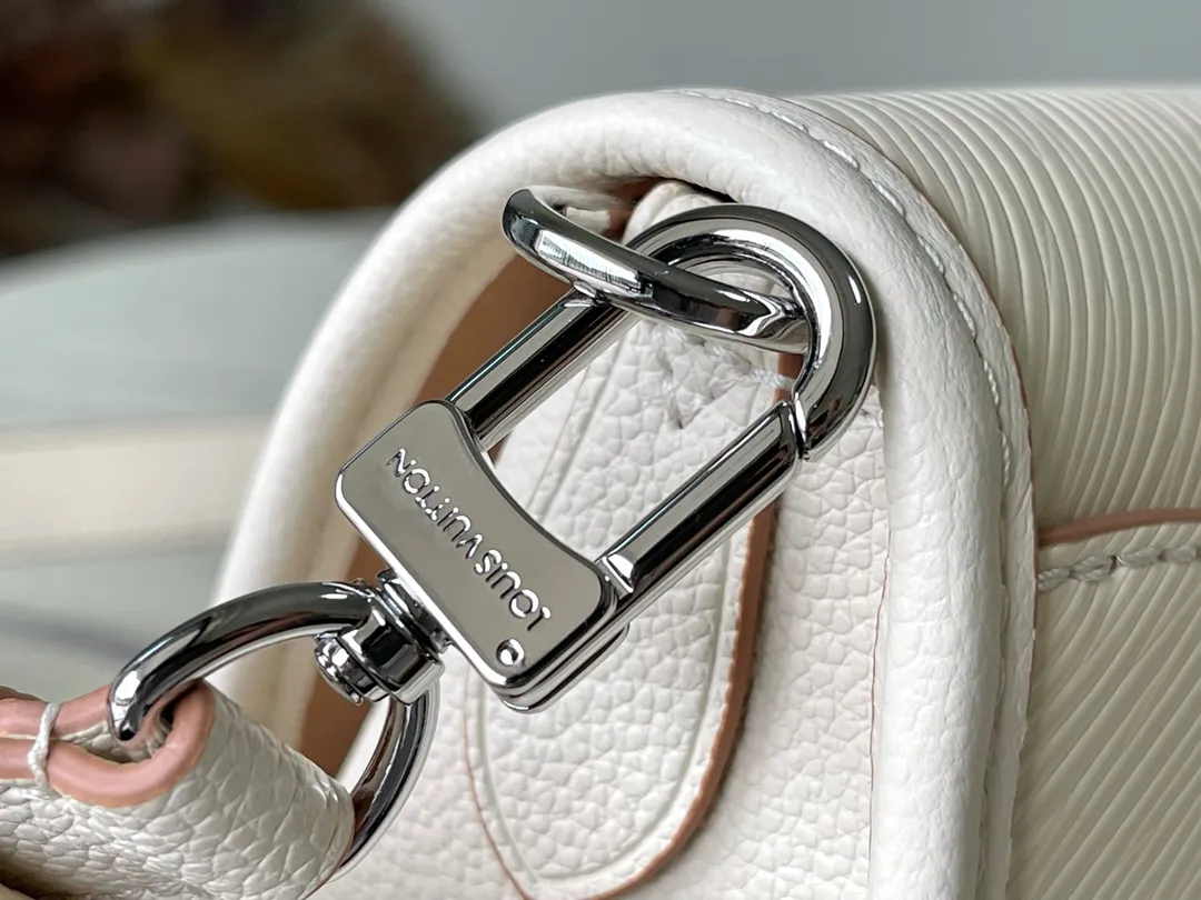 💰1160 (top-grain leather) Top original order M59457 Beige The Buci crossbody bag, cut from the iconic grained Epi leather, is available in exquisite pastel colors this season, adding soft elegance to the spring silhouette. The compact appearance and large resin-covered buckles of the same color give the look a fashionable and modern appeal. Dimensions: 24.5 x 15.5 x 9 cm