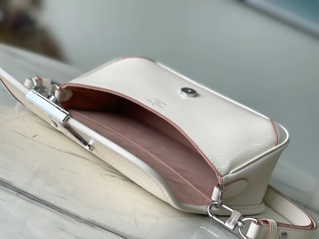 💰1160 (top-grain leather) Top original order M59457 Beige The Buci crossbody bag, cut from the iconic grained Epi leather, is available in exquisite pastel colors this season, adding soft elegance to the spring silhouette. The compact appearance and large resin-covered buckles of the same color give the look a fashionable and modern appeal. Dimensions: 24.5 x 15.5 x 9 cm