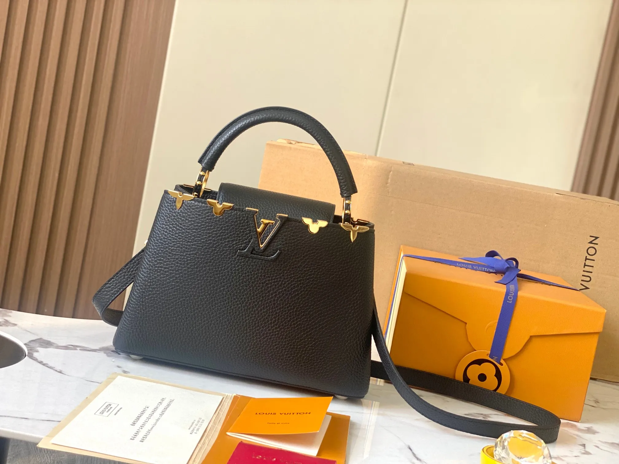 P2600 [Special quality original leather💋 M23331 black upgraded hardware] Capucines small handbag, this Capucines Flower Crown handbag is made of full-grain Taurillon leather embellished with Monogram flowers. Each flower is shaped by exquisite shells. The LV logo and flowers echo each other, giving this feminine handbag a jewel-like luster. Use the detachable shoulder strap cleverly to switch between shoulder and crossbody styles! Size: 27*18*9Cm