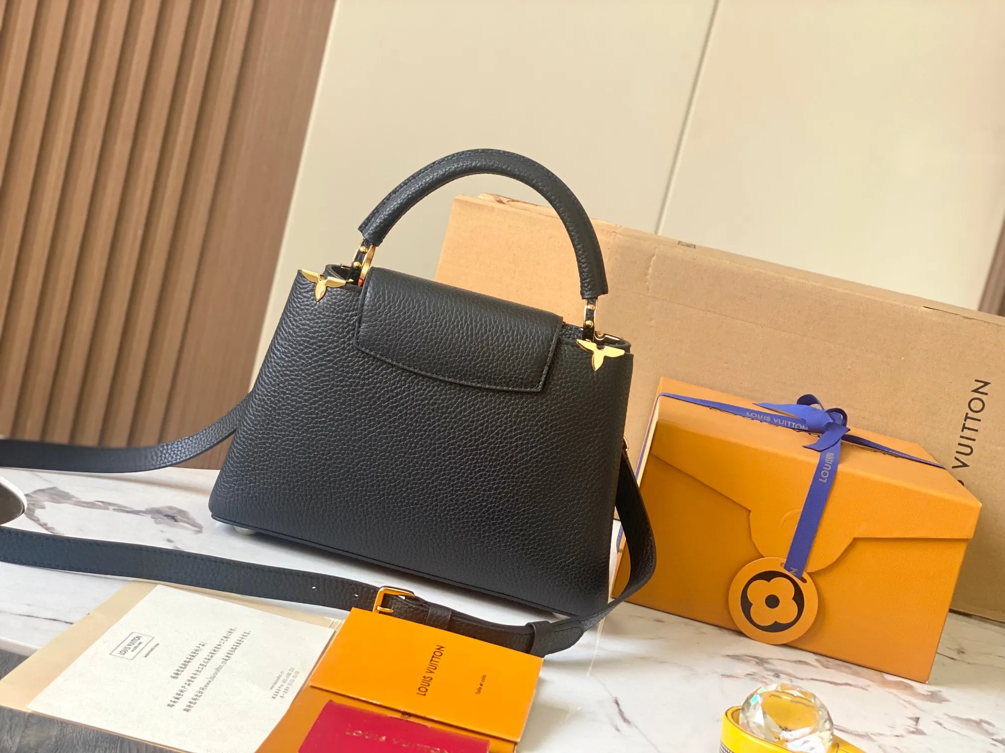 P2600 [Special quality original leather💋 M23331 black upgraded hardware] Capucines small handbag, this Capucines Flower Crown handbag is made of full-grain Taurillon leather embellished with Monogram flowers. Each flower is shaped by exquisite shells. The LV logo and flowers echo each other, giving this feminine handbag a jewel-like luster. Use the detachable shoulder strap cleverly to switch between shoulder and crossbody styles! Size: 27*18*9Cm