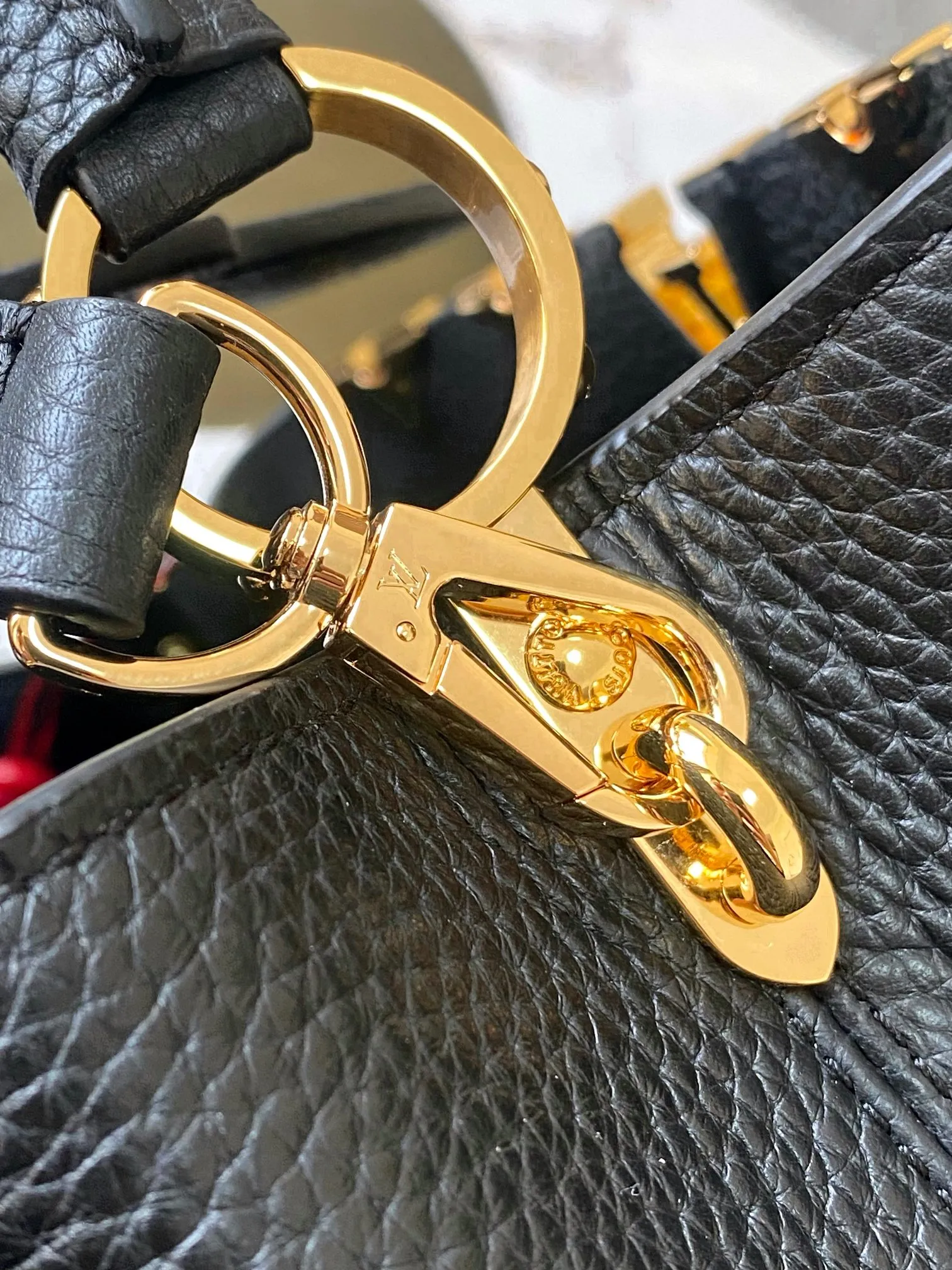 P2600 [Special quality original leather💋 M23331 black upgraded hardware] Capucines small handbag, this Capucines Flower Crown handbag is made of full-grain Taurillon leather embellished with Monogram flowers. Each flower is shaped by exquisite shells. The LV logo and flowers echo each other, giving this feminine handbag a jewel-like luster. Use the detachable shoulder strap cleverly to switch between shoulder and crossbody styles! Size: 27*18*9Cm