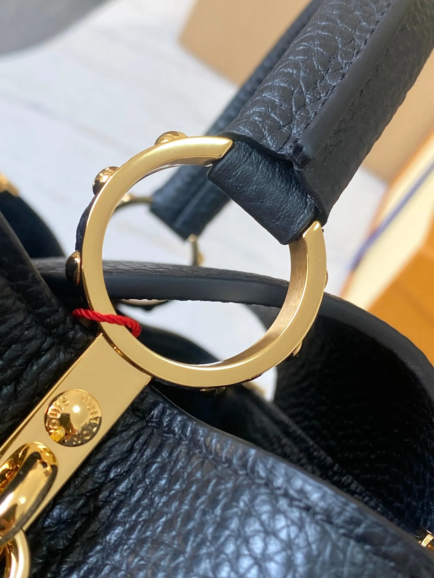 P2600 [Special quality original leather💋 M23331 black upgraded hardware] Capucines small handbag, this Capucines Flower Crown handbag is made of full-grain Taurillon leather embellished with Monogram flowers. Each flower is shaped by exquisite shells. The LV logo and flowers echo each other, giving this feminine handbag a jewel-like luster. Use the detachable shoulder strap cleverly to switch between shoulder and crossbody styles! Size: 27*18*9Cm