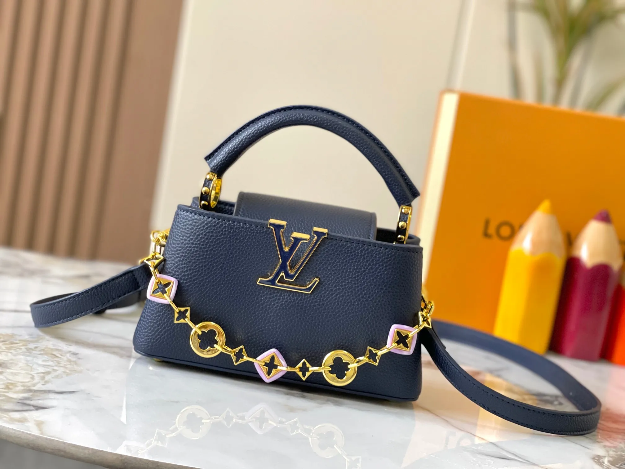 p460 [Guangzhou top quality original] M14393 blue CapucinesEastWest mini handbag, using a decorative chain to show the inspiration of Monogram flowers. Taurillon cow leather creates an exquisite structure, and the LV letters interpret the colorful brushstrokes of the Puffygram jewelry series. The flap can be folded in or out, and the inner pocket can safely store valuables. Size:22×12×8cm
