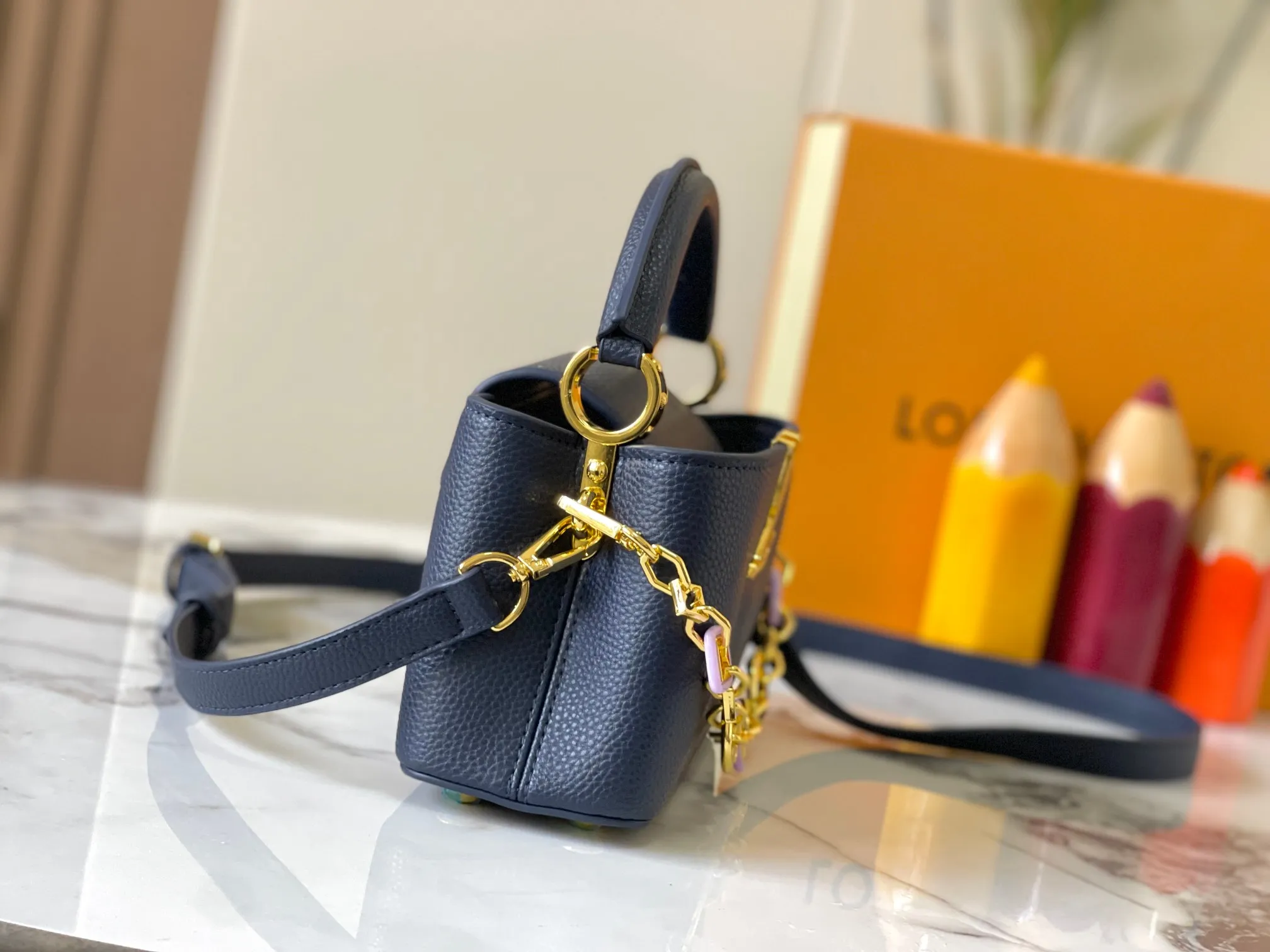 p460 [Guangzhou top quality original] M14393 blue CapucinesEastWest mini handbag, using a decorative chain to show the inspiration of Monogram flowers. Taurillon cow leather creates an exquisite structure, and the LV letters interpret the colorful brushstrokes of the Puffygram jewelry series. The flap can be folded in or out, and the inner pocket can safely store valuables. Size:22×12×8cm