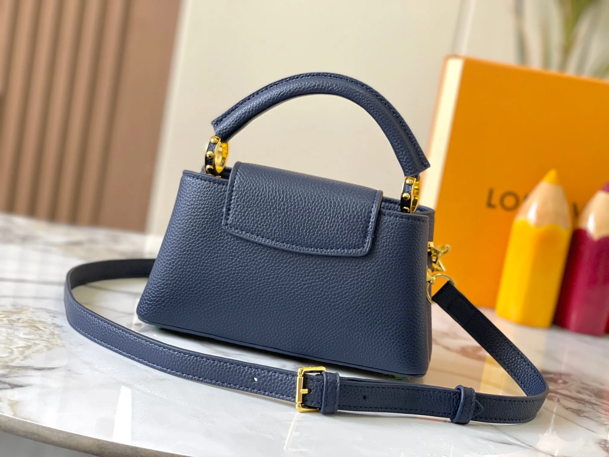 p460 [Guangzhou top quality original] M14393 blue CapucinesEastWest mini handbag, using a decorative chain to show the inspiration of Monogram flowers. Taurillon cow leather creates an exquisite structure, and the LV letters interpret the colorful brushstrokes of the Puffygram jewelry series. The flap can be folded in or out, and the inner pocket can safely store valuables. Size:22×12×8cm