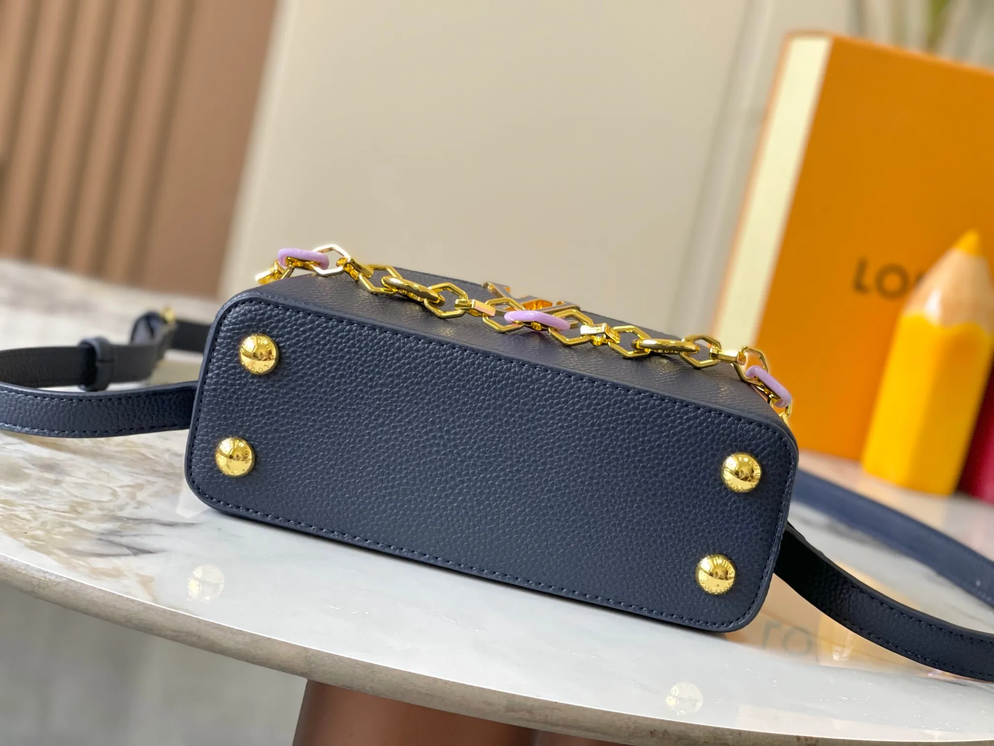 p460 [Guangzhou top quality original] M14393 blue CapucinesEastWest mini handbag, using a decorative chain to show the inspiration of Monogram flowers. Taurillon cow leather creates an exquisite structure, and the LV letters interpret the colorful brushstrokes of the Puffygram jewelry series. The flap can be folded in or out, and the inner pocket can safely store valuables. Size:22×12×8cm