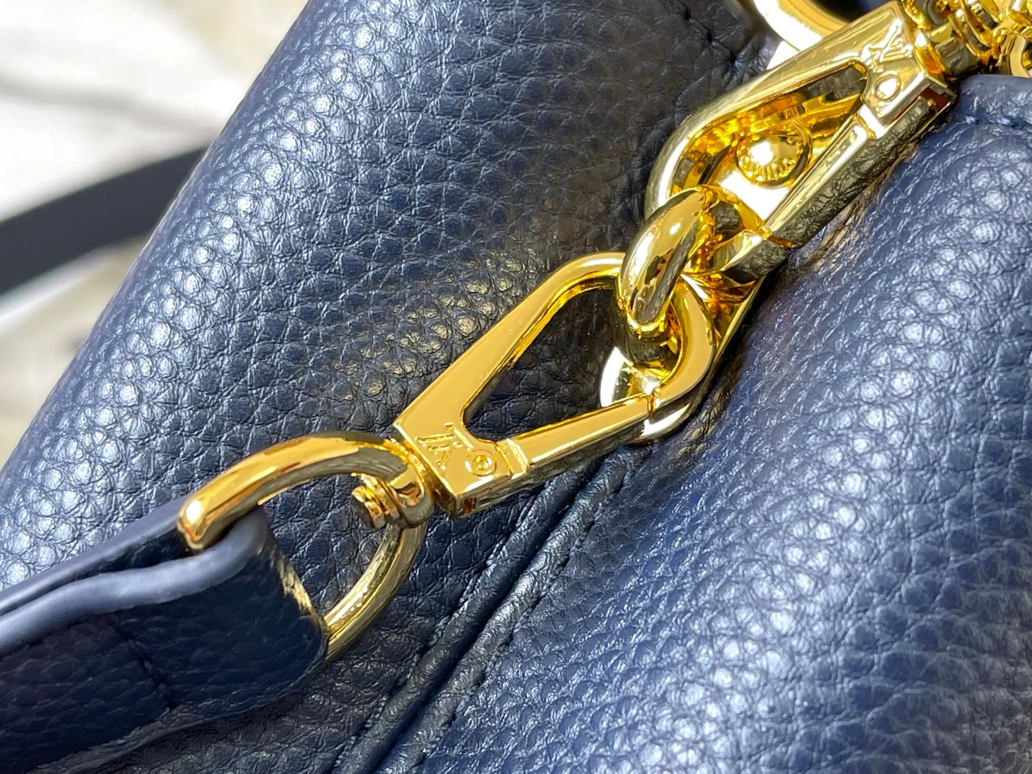 p460 [Guangzhou top quality original] M14393 blue CapucinesEastWest mini handbag, using a decorative chain to show the inspiration of Monogram flowers. Taurillon cow leather creates an exquisite structure, and the LV letters interpret the colorful brushstrokes of the Puffygram jewelry series. The flap can be folded in or out, and the inner pocket can safely store valuables. Size:22×12×8cm