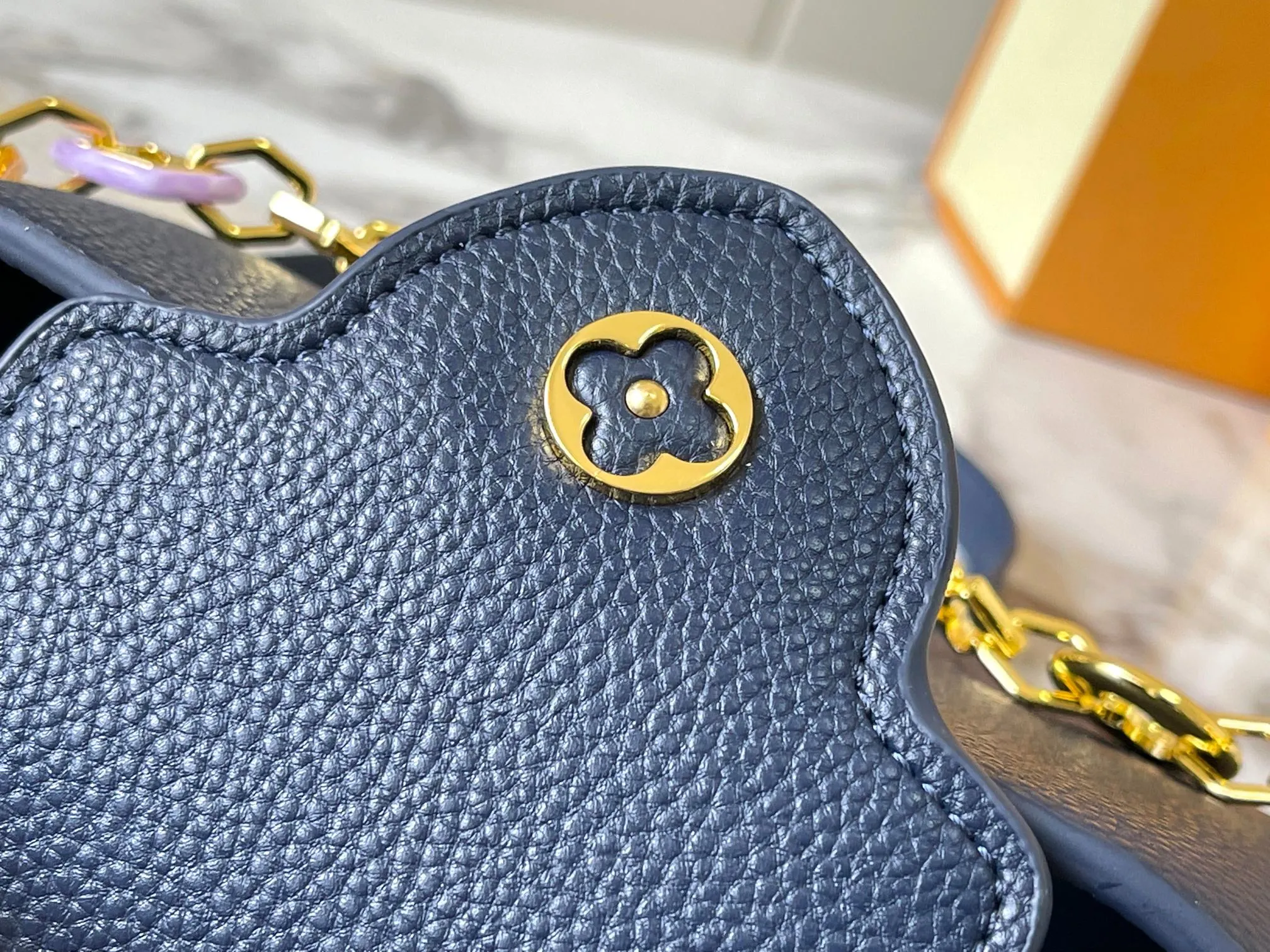 p460 [Guangzhou top quality original] M14393 blue CapucinesEastWest mini handbag, using a decorative chain to show the inspiration of Monogram flowers. Taurillon cow leather creates an exquisite structure, and the LV letters interpret the colorful brushstrokes of the Puffygram jewelry series. The flap can be folded in or out, and the inner pocket can safely store valuables. Size:22×12×8cm