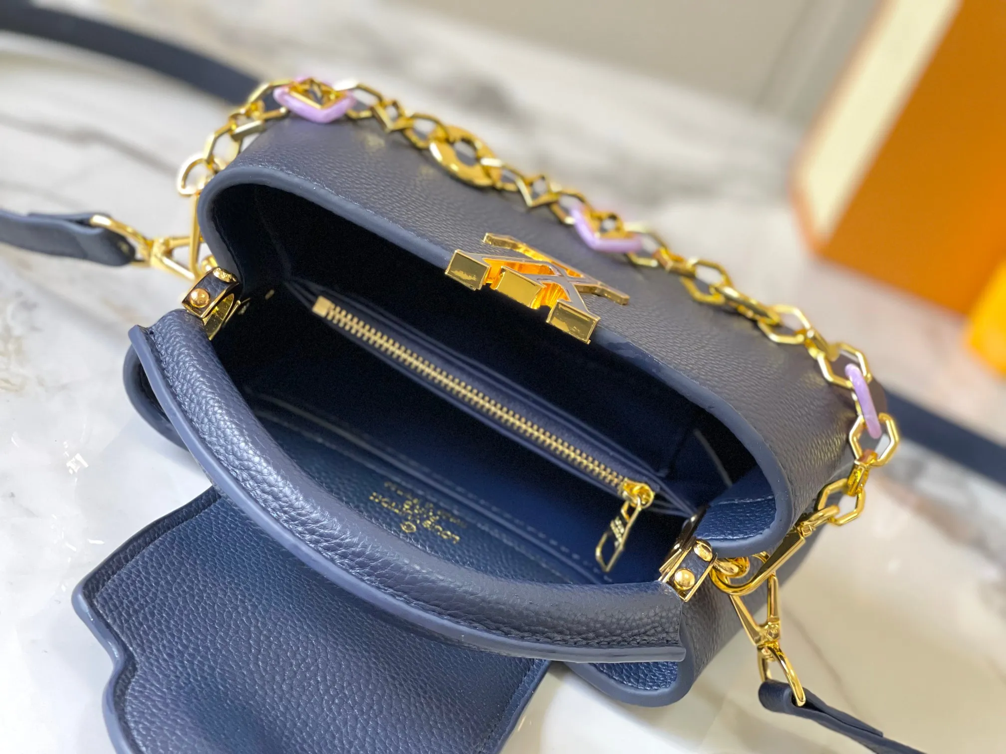 p460 [Guangzhou top quality original] M14393 blue CapucinesEastWest mini handbag, using a decorative chain to show the inspiration of Monogram flowers. Taurillon cow leather creates an exquisite structure, and the LV letters interpret the colorful brushstrokes of the Puffygram jewelry series. The flap can be folded in or out, and the inner pocket can safely store valuables. Size:22×12×8cm