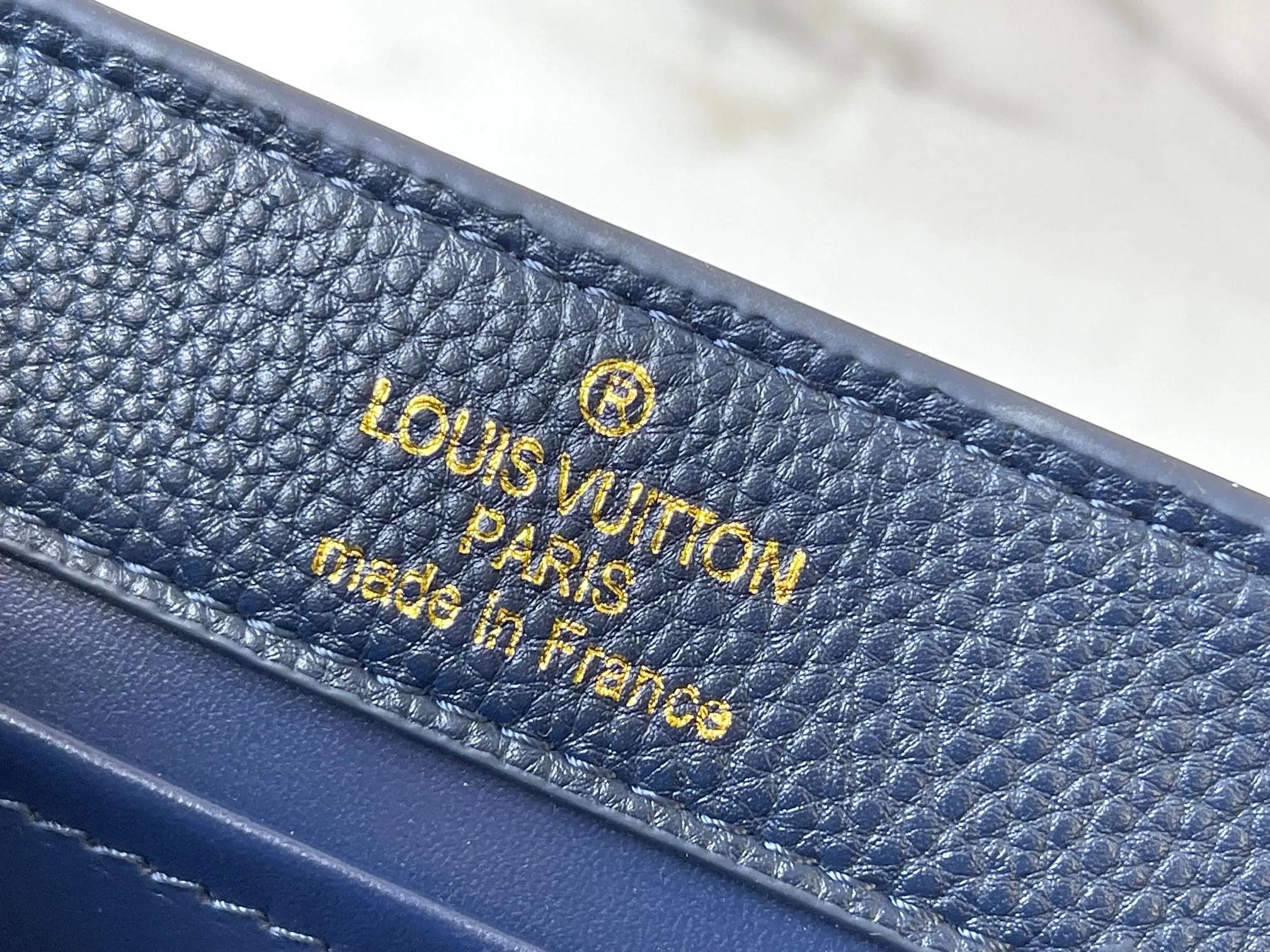 p460 [Guangzhou top quality original] M14393 blue CapucinesEastWest mini handbag, using a decorative chain to show the inspiration of Monogram flowers. Taurillon cow leather creates an exquisite structure, and the LV letters interpret the colorful brushstrokes of the Puffygram jewelry series. The flap can be folded in or out, and the inner pocket can safely store valuables. Size:22×12×8cm