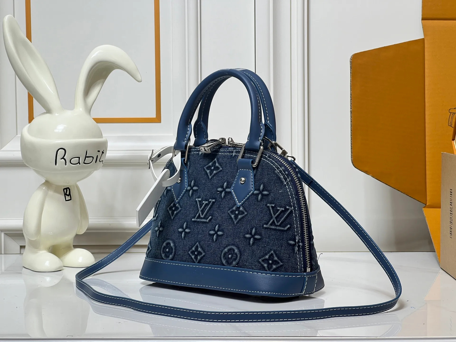 Batch 300💰Upgraded version of embossed denim M53152 This charming Alma BB handbag is derived from the classic Louis Vuitton bag designed in 1934. Iconic elements give this Monogram canvas bag a classic elegance: padlock and key charm, Toron handle and refined leather key holder. Features a detachable shoulder strap for cross-body wear. Dimensions: 23.5 x 17.5 x 11.5 cm (length x height x width)