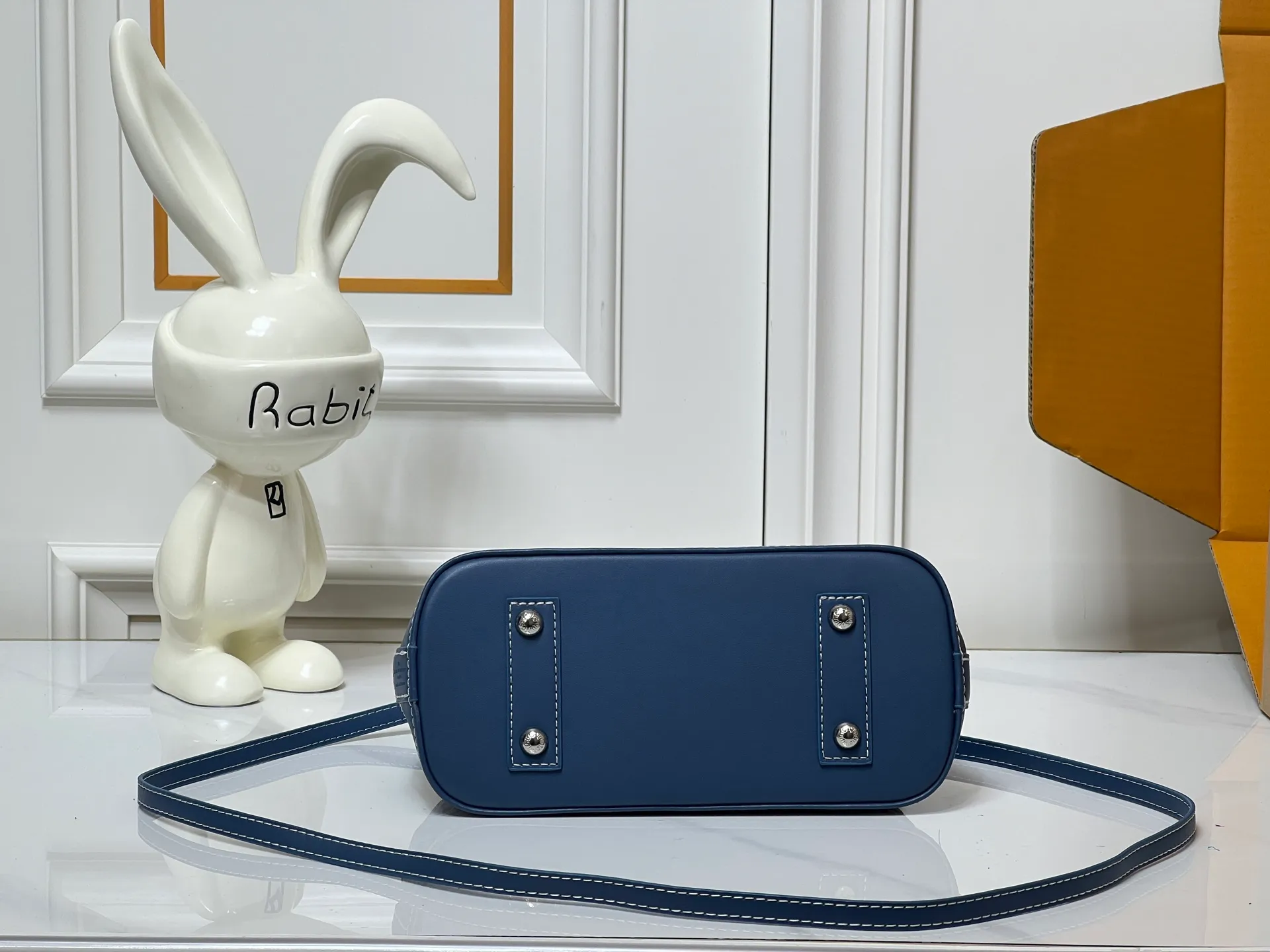 Batch 300💰Upgraded version of embossed denim M53152 This charming Alma BB handbag is derived from the classic Louis Vuitton bag designed in 1934. Iconic elements give this Monogram canvas bag a classic elegance: padlock and key charm, Toron handle and refined leather key holder. Features a detachable shoulder strap for cross-body wear. Dimensions: 23.5 x 17.5 x 11.5 cm (length x height x width)