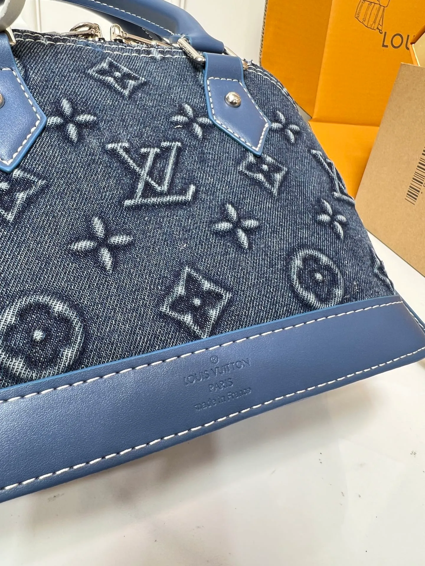 Batch 300💰Upgraded version of embossed denim M53152 This charming Alma BB handbag is derived from the classic Louis Vuitton bag designed in 1934. Iconic elements give this Monogram canvas bag a classic elegance: padlock and key charm, Toron handle and refined leather key holder. Features a detachable shoulder strap for cross-body wear. Dimensions: 23.5 x 17.5 x 11.5 cm (length x height x width)