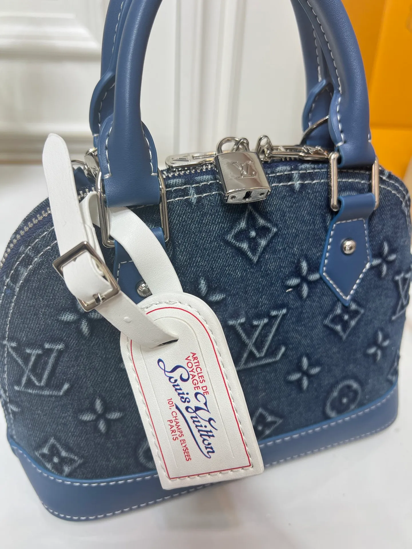 Batch 300💰Upgraded version of embossed denim M53152 This charming Alma BB handbag is derived from the classic Louis Vuitton bag designed in 1934. Iconic elements give this Monogram canvas bag a classic elegance: padlock and key charm, Toron handle and refined leather key holder. Features a detachable shoulder strap for cross-body wear. Dimensions: 23.5 x 17.5 x 11.5 cm (length x height x width)