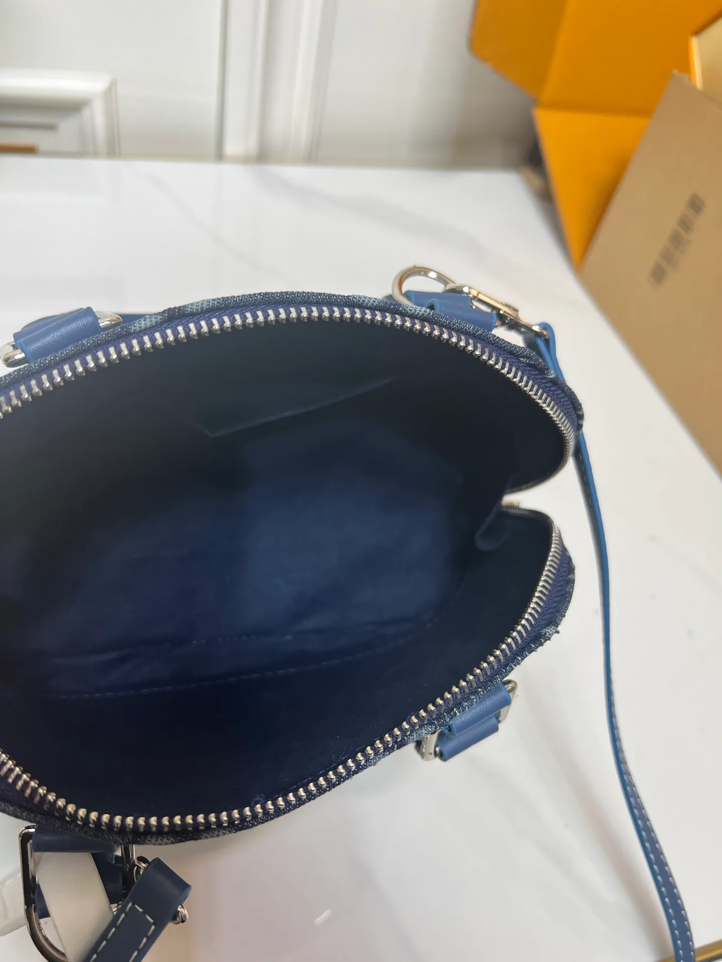 Batch 300💰Upgraded version of embossed denim M53152 This charming Alma BB handbag is derived from the classic Louis Vuitton bag designed in 1934. Iconic elements give this Monogram canvas bag a classic elegance: padlock and key charm, Toron handle and refined leather key holder. Features a detachable shoulder strap for cross-body wear. Dimensions: 23.5 x 17.5 x 11.5 cm (length x height x width)