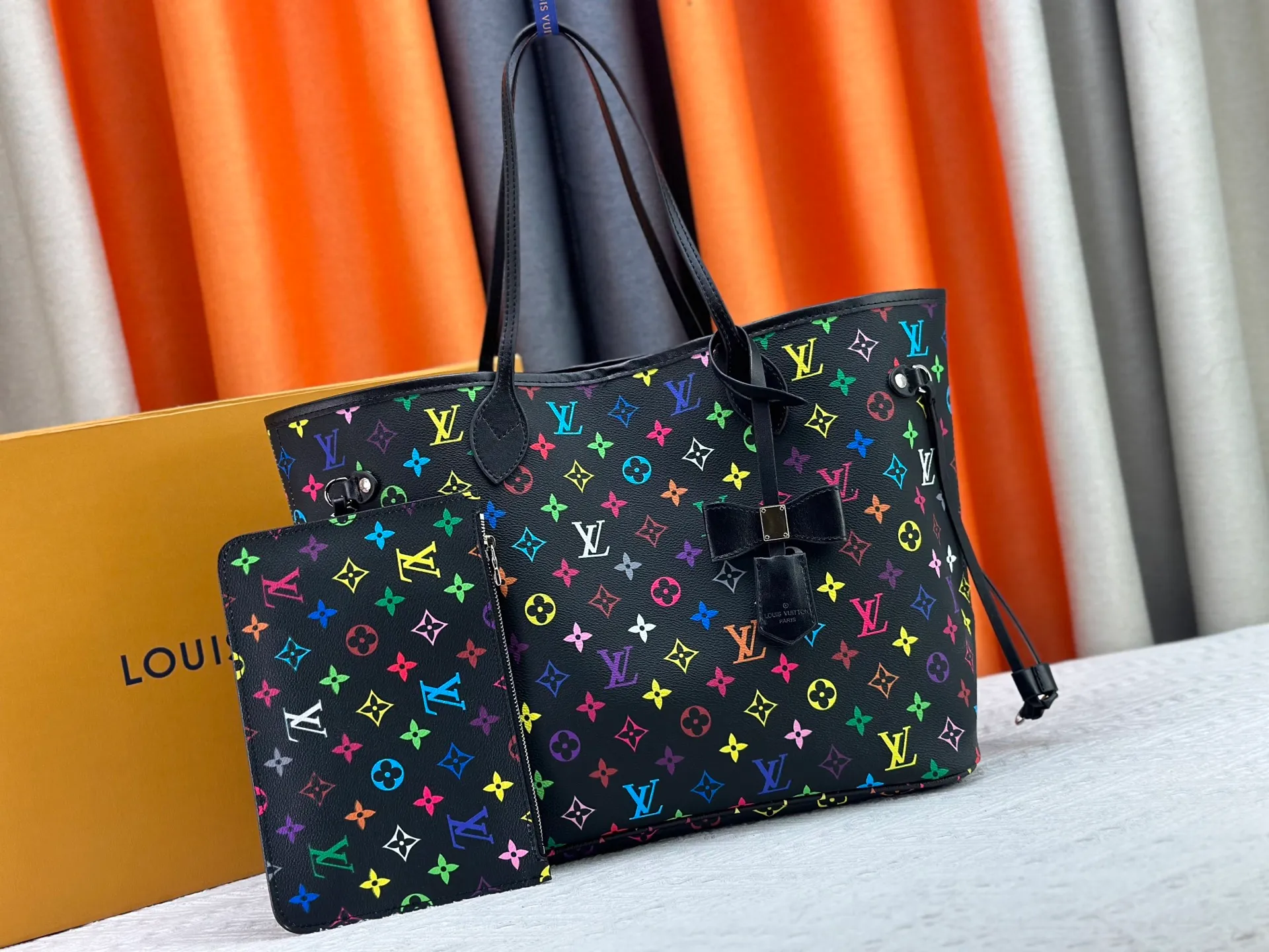 P260 Upgraded original M13675 M13271 M40995 This medium-sized Neverfull handbag is from the Louis Vuitton x Takashi Murakami reissue series. It uses Monogram canvas to create a spacious configuration, and then uses the smart Monogram floral pattern to interpret the artist's "ultra-flat" aesthetic style. Cowhide leather outlines the upper edge, handles and side straps, while the fabric lining incorporates colorful stripes. An interior zip pocket and a removable storage bag complete the functional design. Dimensions: 31.0 x 28.0 x 14.0 cm (length x height x width)