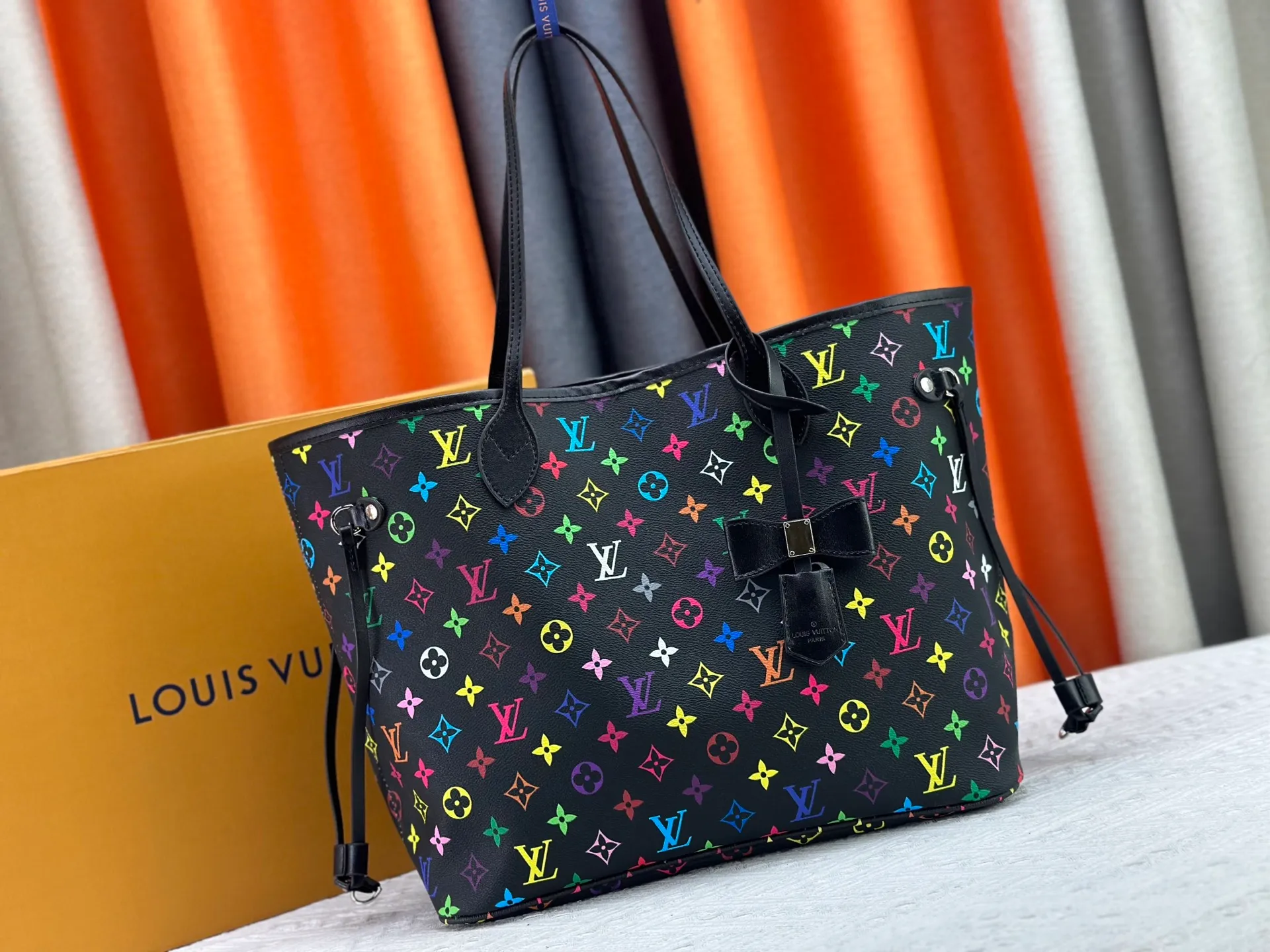 P260 Upgraded original M13675 M13271 M40995 This medium-sized Neverfull handbag is from the Louis Vuitton x Takashi Murakami reissue series. It uses Monogram canvas to create a spacious configuration, and then uses the smart Monogram floral pattern to interpret the artist's "ultra-flat" aesthetic style. Cowhide leather outlines the upper edge, handles and side straps, while the fabric lining incorporates colorful stripes. An interior zip pocket and a removable storage bag complete the functional design. Dimensions: 31.0 x 28.0 x 14.0 cm (length x height x width)