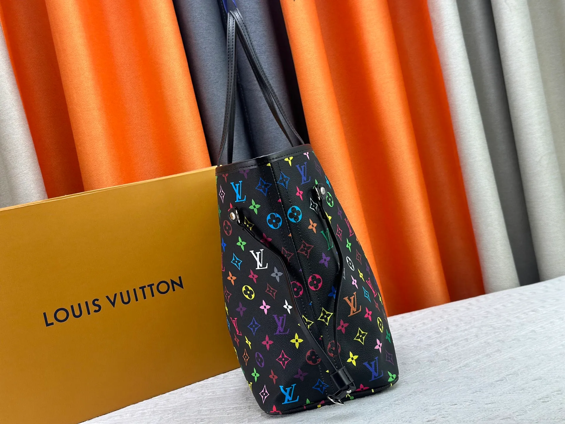 P260 Upgraded original M13675 M13271 M40995 This medium-sized Neverfull handbag is from the Louis Vuitton x Takashi Murakami reissue series. It uses Monogram canvas to create a spacious configuration, and then uses the smart Monogram floral pattern to interpret the artist's "ultra-flat" aesthetic style. Cowhide leather outlines the upper edge, handles and side straps, while the fabric lining incorporates colorful stripes. An interior zip pocket and a removable storage bag complete the functional design. Dimensions: 31.0 x 28.0 x 14.0 cm (length x height x width)
