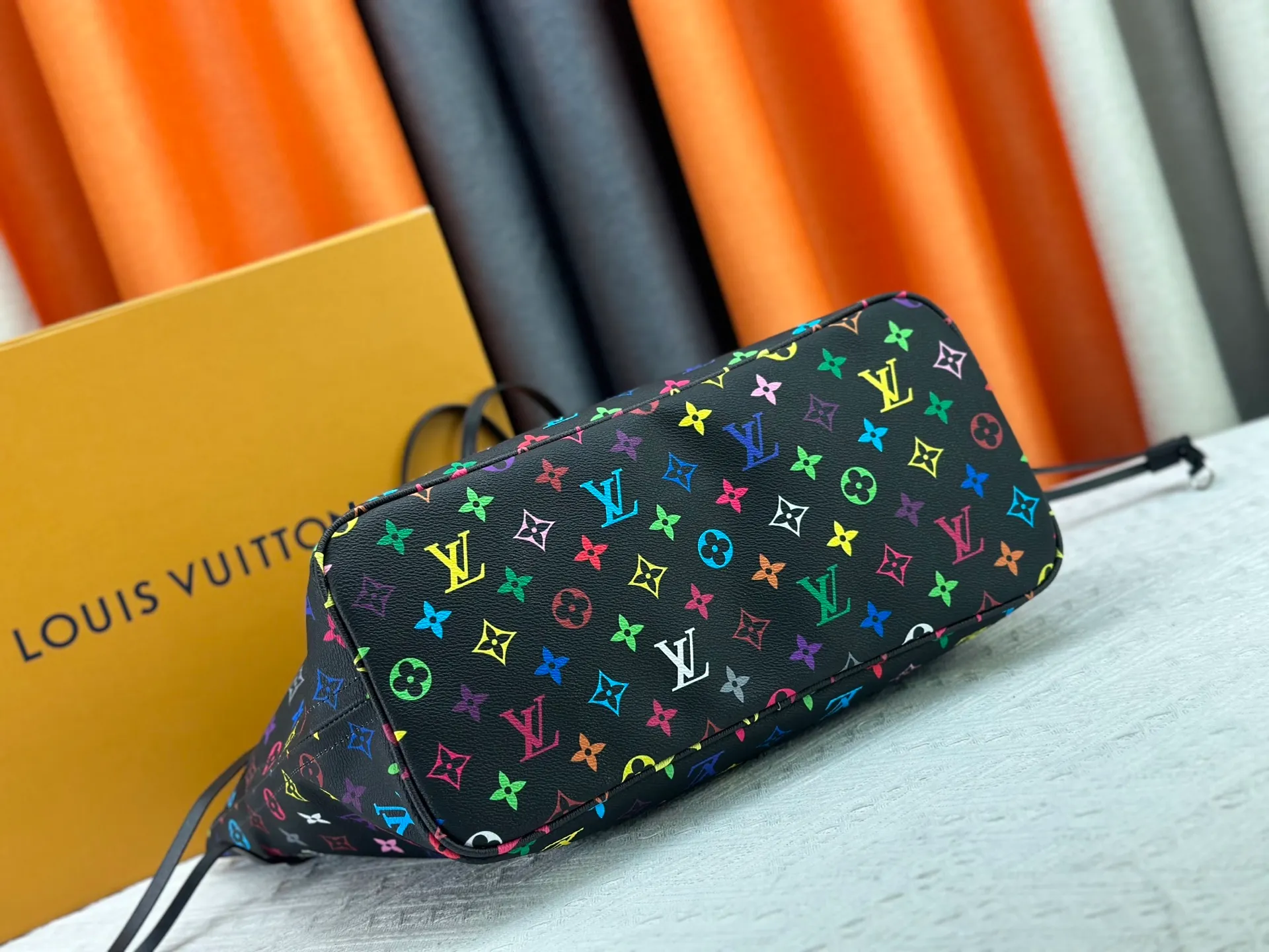 P260 Upgraded original M13675 M13271 M40995 This medium-sized Neverfull handbag is from the Louis Vuitton x Takashi Murakami reissue series. It uses Monogram canvas to create a spacious configuration, and then uses the smart Monogram floral pattern to interpret the artist's "ultra-flat" aesthetic style. Cowhide leather outlines the upper edge, handles and side straps, while the fabric lining incorporates colorful stripes. An interior zip pocket and a removable storage bag complete the functional design. Dimensions: 31.0 x 28.0 x 14.0 cm (length x height x width)