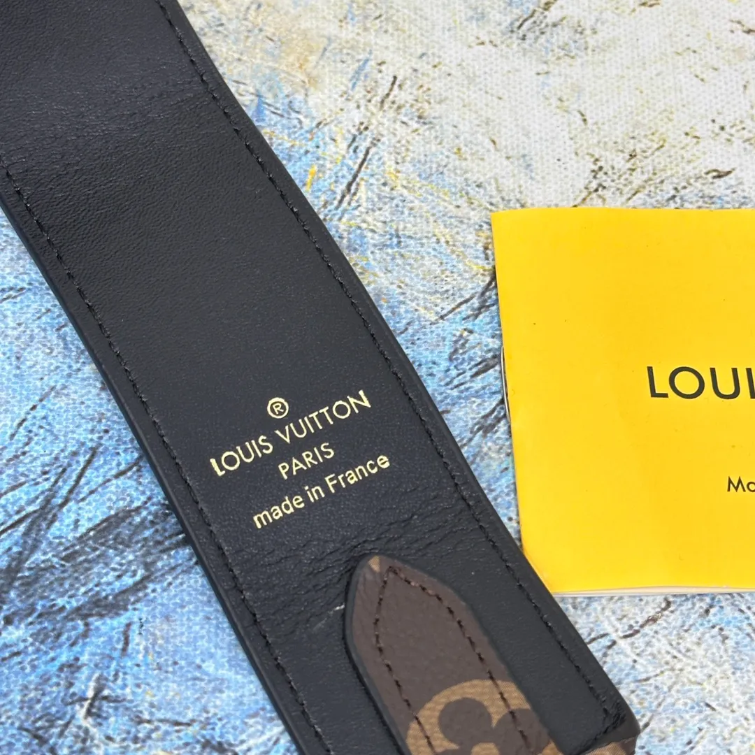 💰96 💎Top original super versatile MONOGRAM shoulder strap J02330 is made of Monogram canvas fabric and lined with stunning Rose Poudre Nappa leather. This shoulder strap is the best choice for creating a personal Louis Vuitton bag. Novel and versatile: super practical spring buckle design, easy to connect and remove. 90.0 x 4.0 x 0.2 cm (Length x Height x Width) - Monogram coated canvas - Nappa leather lining - Gold-tone hardware - 2 spring buckles - 2 Moroccan leather loops