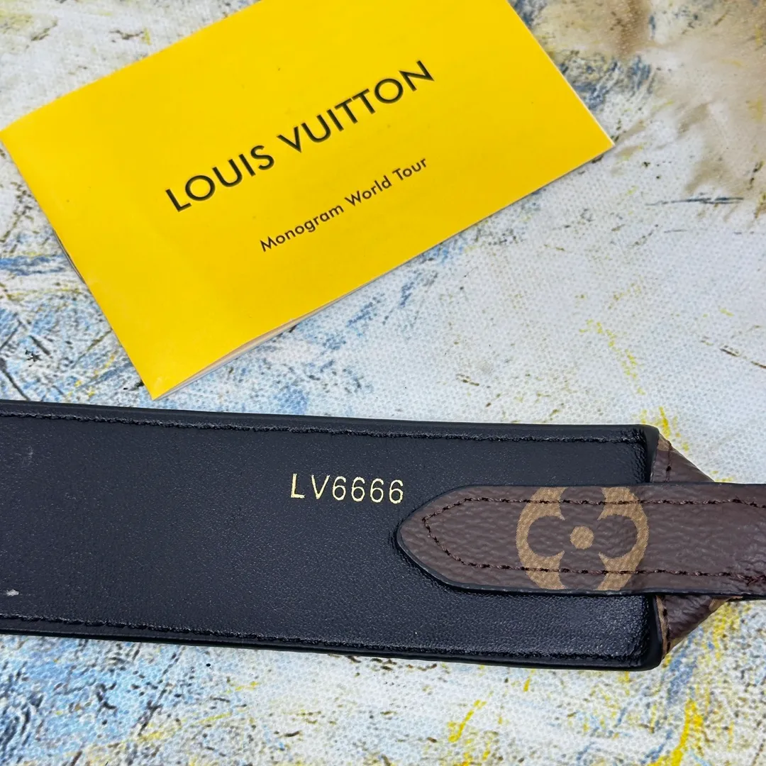 💰96 💎Top original super versatile MONOGRAM shoulder strap J02330 is made of Monogram canvas fabric and lined with stunning Rose Poudre Nappa leather. This shoulder strap is the best choice for creating a personal Louis Vuitton bag. Novel and versatile: super practical spring buckle design, easy to connect and remove. 90.0 x 4.0 x 0.2 cm (Length x Height x Width) - Monogram coated canvas - Nappa leather lining - Gold-tone hardware - 2 spring buckles - 2 Moroccan leather loops
