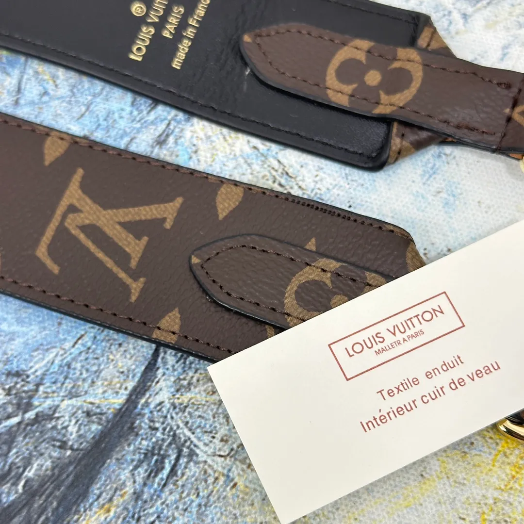 💰96 💎Top original super versatile MONOGRAM shoulder strap J02330 is made of Monogram canvas fabric and lined with stunning Rose Poudre Nappa leather. This shoulder strap is the best choice for creating a personal Louis Vuitton bag. Novel and versatile: super practical spring buckle design, easy to connect and remove. 90.0 x 4.0 x 0.2 cm (Length x Height x Width) - Monogram coated canvas - Nappa leather lining - Gold-tone hardware - 2 spring buckles - 2 Moroccan leather loops
