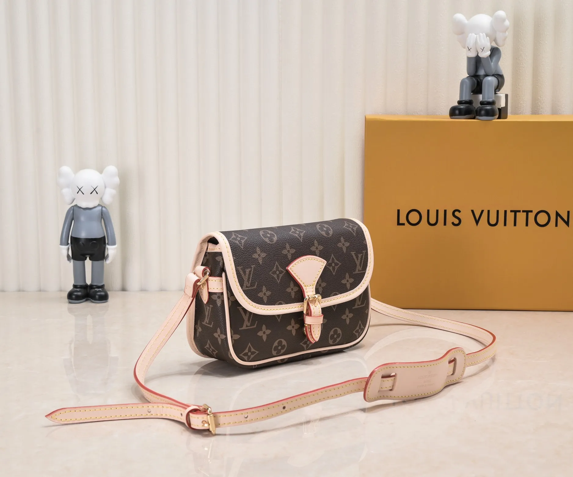 ¥240💰 Small size exclusive real shot-upgraded version ‼ ️Double-sided discolored yellow leather, Louis Vuitton LV good quality classic model is more popular 42251 M42250 original quality [strong][strong] French lamb imported gradient yellow leather (no money for non-yellow leather) 💓💓Golden brass accessories, leather buckle closure, an open outer bag on the back and under the flap, and an inner bag inside the bag 👠👠Size 20-13-8㎝, its simple and unique design concept is closer to life 👗💄👠Versatile