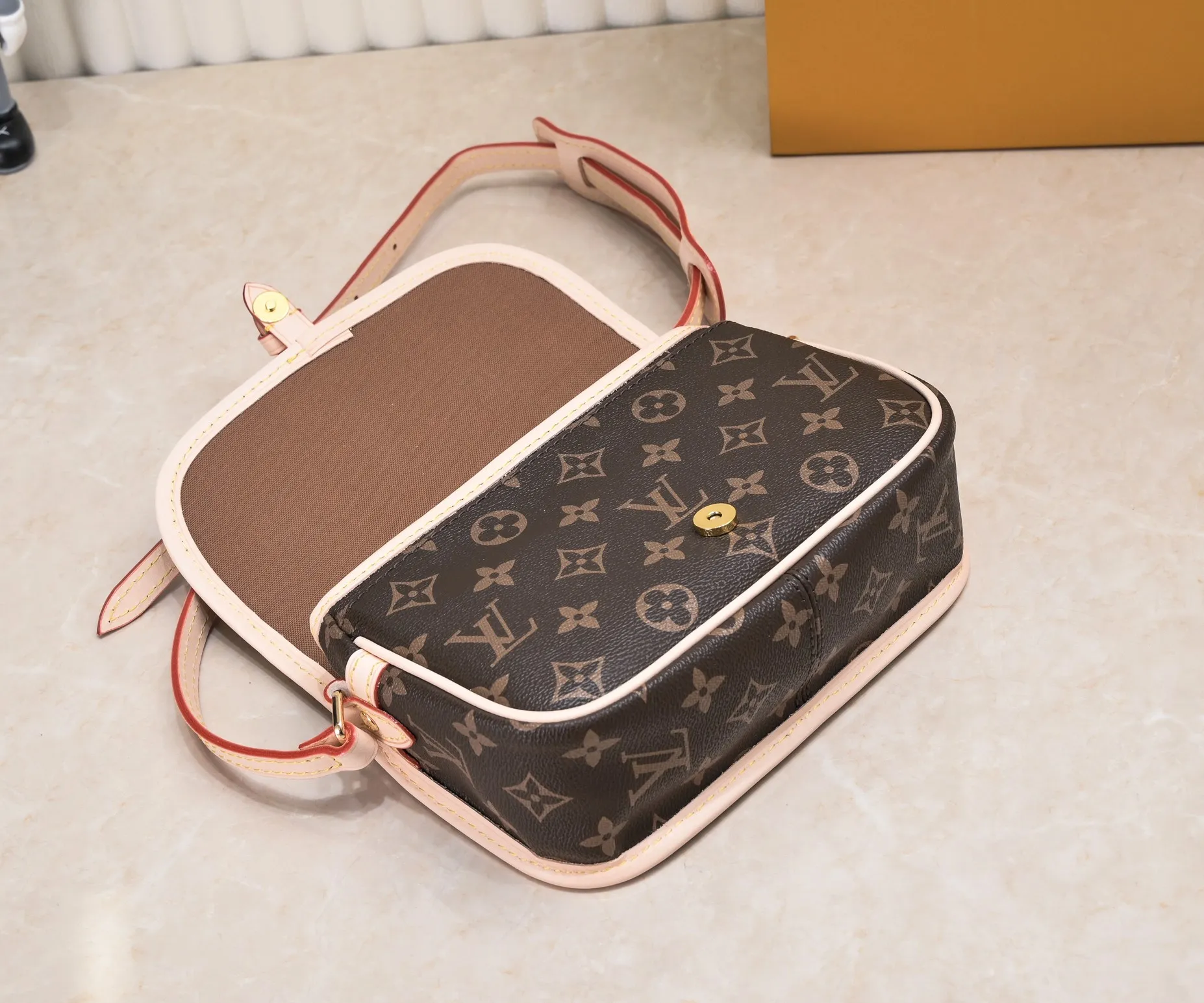 ¥240💰 Small size exclusive real shot-upgraded version ‼ ️Double-sided discolored yellow leather, Louis Vuitton LV good quality classic model is more popular 42251 M42250 original quality [strong][strong] French lamb imported gradient yellow leather (no money for non-yellow leather) 💓💓Golden brass accessories, leather buckle closure, an open outer bag on the back and under the flap, and an inner bag inside the bag 👠👠Size 20-13-8㎝, its simple and unique design concept is closer to life 👗💄👠Versatile