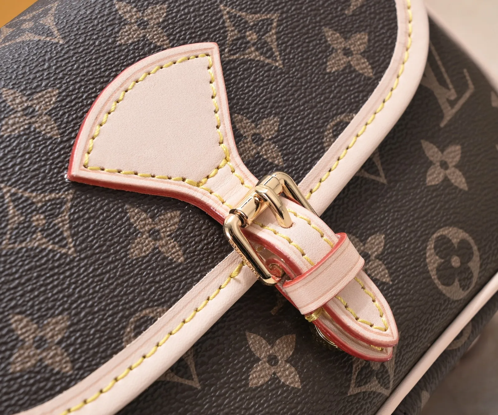 ¥240💰 Small size exclusive real shot-upgraded version ‼ ️Double-sided discolored yellow leather, Louis Vuitton LV good quality classic model is more popular 42251 M42250 original quality [strong][strong] French lamb imported gradient yellow leather (no money for non-yellow leather) 💓💓Golden brass accessories, leather buckle closure, an open outer bag on the back and under the flap, and an inner bag inside the bag 👠👠Size 20-13-8㎝, its simple and unique design concept is closer to life 👗💄👠Versatile