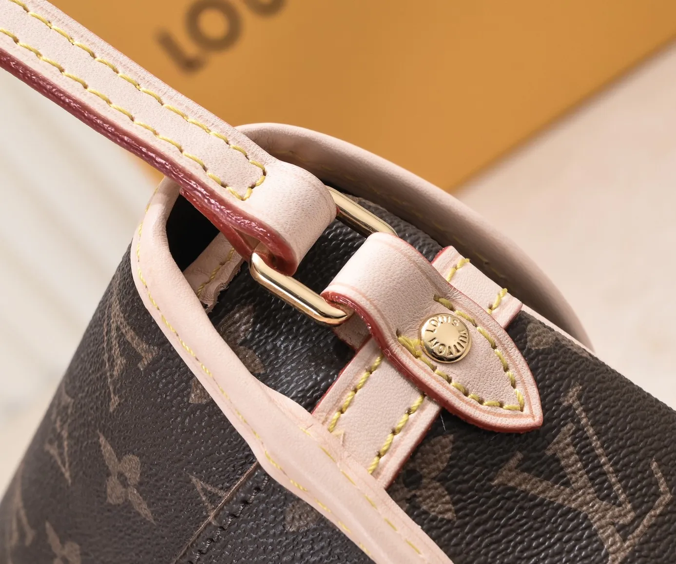 ¥240💰 Small size exclusive real shot-upgraded version ‼ ️Double-sided discolored yellow leather, Louis Vuitton LV good quality classic model is more popular 42251 M42250 original quality [strong][strong] French lamb imported gradient yellow leather (no money for non-yellow leather) 💓💓Golden brass accessories, leather buckle closure, an open outer bag on the back and under the flap, and an inner bag inside the bag 👠👠Size 20-13-8㎝, its simple and unique design concept is closer to life 👗💄👠Versatile
