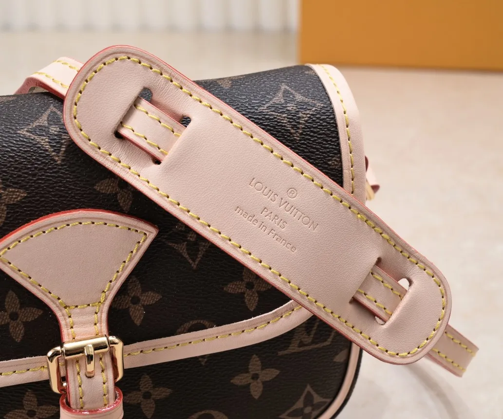 ¥240💰 Small size exclusive real shot-upgraded version ‼ ️Double-sided discolored yellow leather, Louis Vuitton LV good quality classic model is more popular 42251 M42250 original quality [strong][strong] French lamb imported gradient yellow leather (no money for non-yellow leather) 💓💓Golden brass accessories, leather buckle closure, an open outer bag on the back and under the flap, and an inner bag inside the bag 👠👠Size 20-13-8㎝, its simple and unique design concept is closer to life 👗💄👠Versatile
