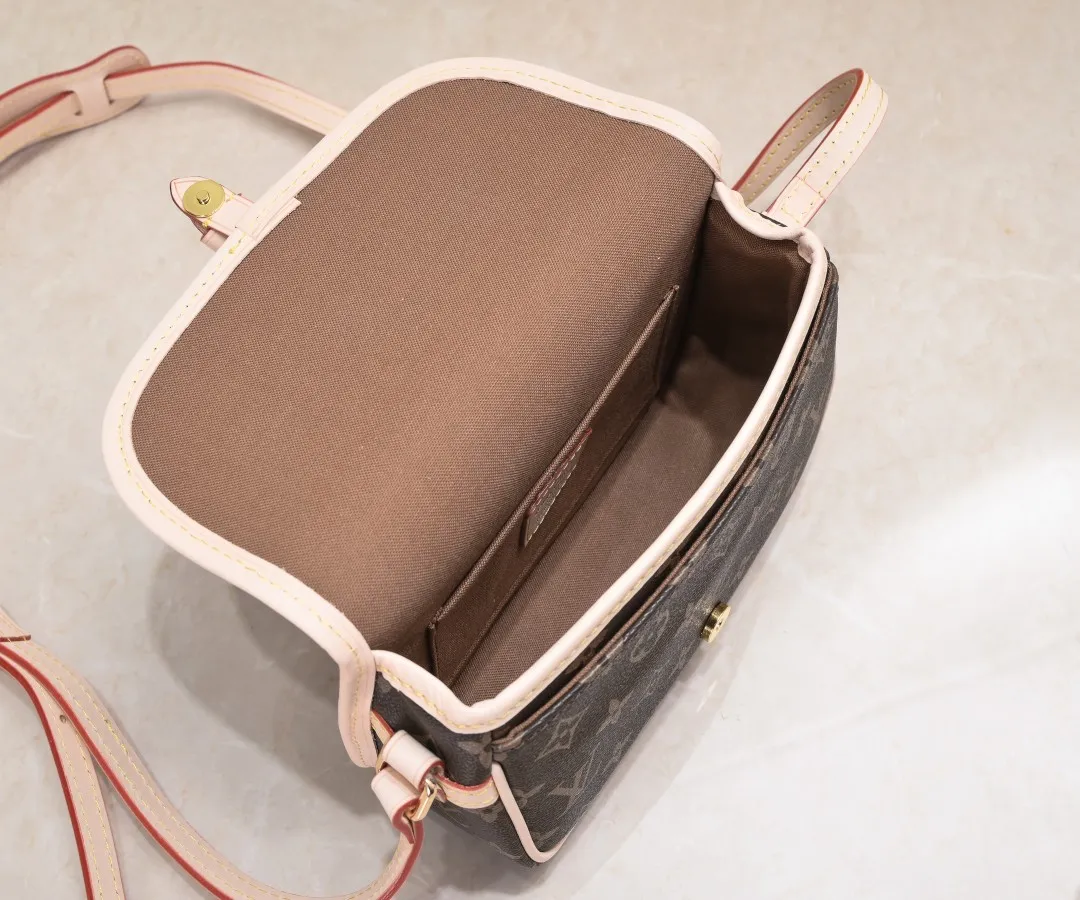 ¥240💰 Small size exclusive real shot-upgraded version ‼ ️Double-sided discolored yellow leather, Louis Vuitton LV good quality classic model is more popular 42251 M42250 original quality [strong][strong] French lamb imported gradient yellow leather (no money for non-yellow leather) 💓💓Golden brass accessories, leather buckle closure, an open outer bag on the back and under the flap, and an inner bag inside the bag 👠👠Size 20-13-8㎝, its simple and unique design concept is closer to life 👗💄👠Versatile