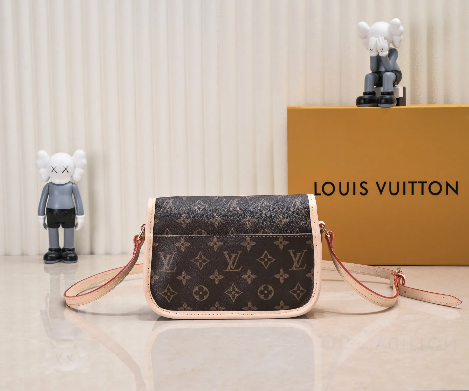 ¥240💰 Small size exclusive real shot-upgraded version ‼ ️Double-sided discolored yellow leather, Louis Vuitton LV good quality classic model is more popular 42251 M42250 original quality [strong][strong] French lamb imported gradient yellow leather (no money for non-yellow leather) 💓💓Golden brass accessories, leather buckle closure, an open outer bag on the back and under the flap, and an inner bag inside the bag 👠👠Size 20-13-8㎝, its simple and unique design concept is closer to life 👗💄👠Versatile