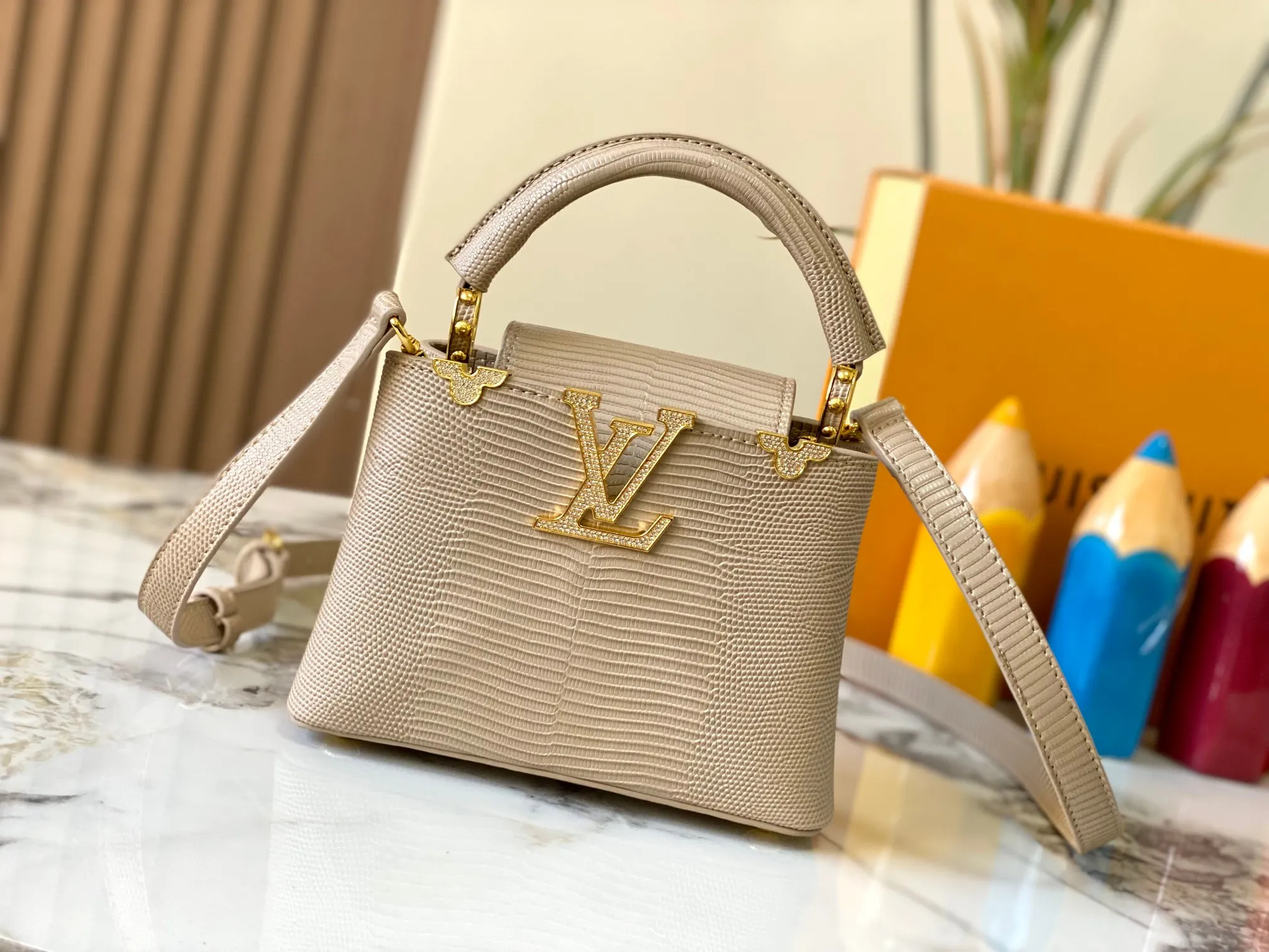Top original P440 Guangzhou product M12296 apricot lizard leather with gold diamond corolla 🔺This Capucines mini handbag is wrapped in gorgeous lizard leather and lined with delicate sheepskin, embellished with dazzling metal parts. The flip cover reads LV letters inside, and a Monogram flower blooms when turned out. Its compact size makes it a dazzling choice for evening occasions. Detailed features 21 x 14 x 8 cm (length x height x width
