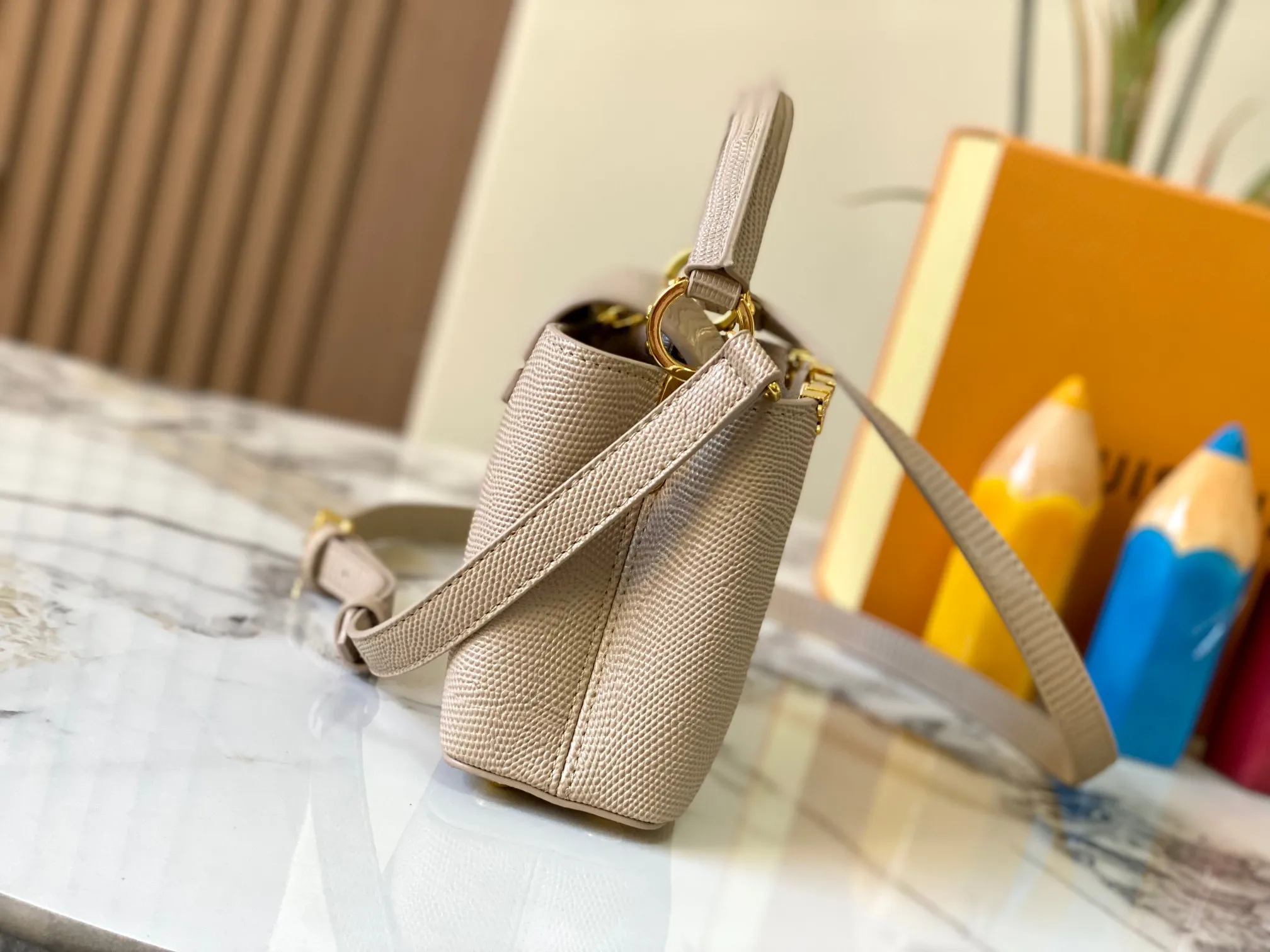 Top original P440 Guangzhou product M12296 apricot lizard leather with gold diamond corolla 🔺This Capucines mini handbag is wrapped in gorgeous lizard leather and lined with delicate sheepskin, embellished with dazzling metal parts. The flip cover reads LV letters inside, and a Monogram flower blooms when turned out. Its compact size makes it a dazzling choice for evening occasions. Detailed features 21 x 14 x 8 cm (length x height x width