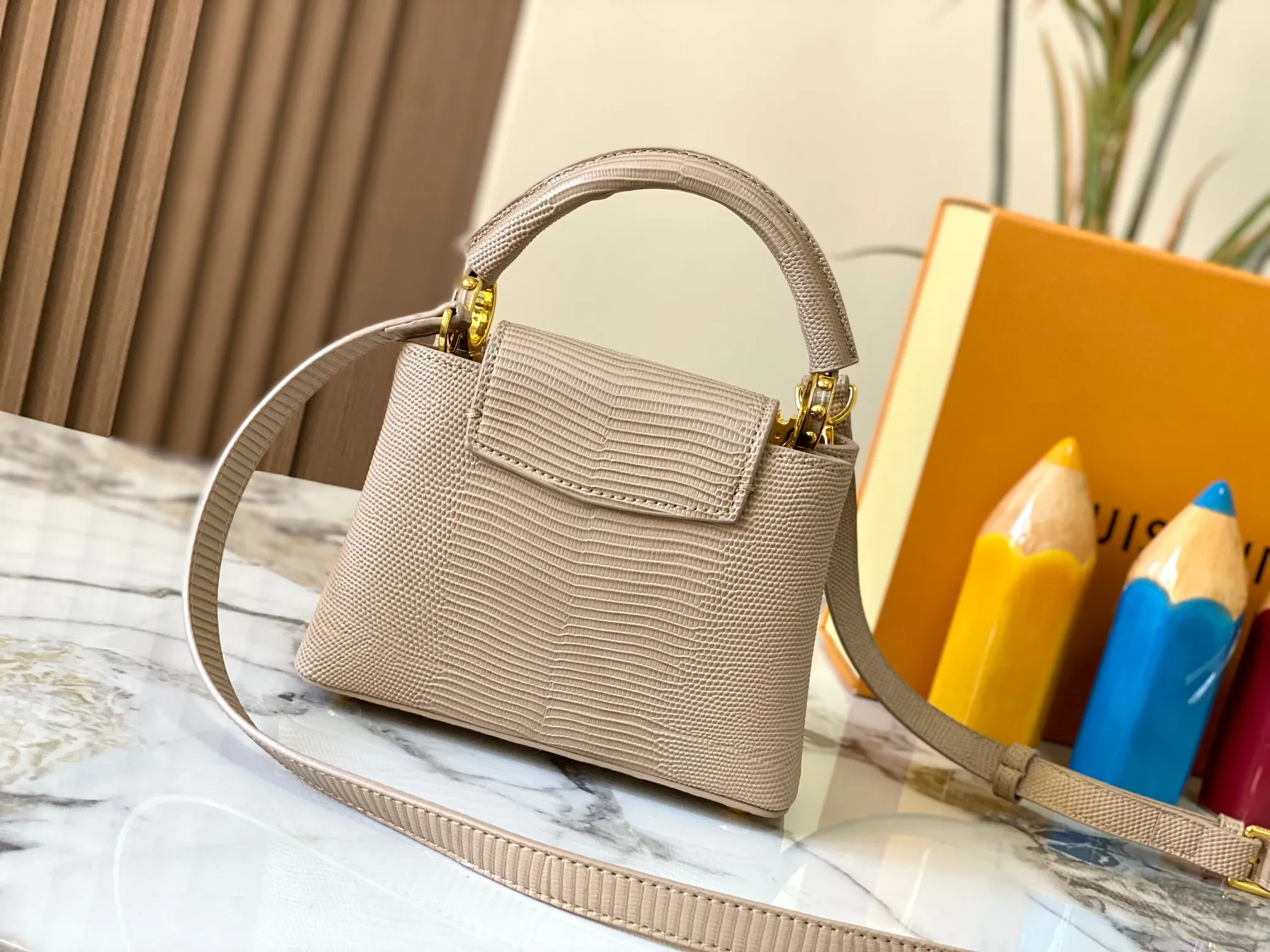 Top original P440 Guangzhou product M12296 apricot lizard leather with gold diamond corolla 🔺This Capucines mini handbag is wrapped in gorgeous lizard leather and lined with delicate sheepskin, embellished with dazzling metal parts. The flip cover reads LV letters inside, and a Monogram flower blooms when turned out. Its compact size makes it a dazzling choice for evening occasions. Detailed features 21 x 14 x 8 cm (length x height x width