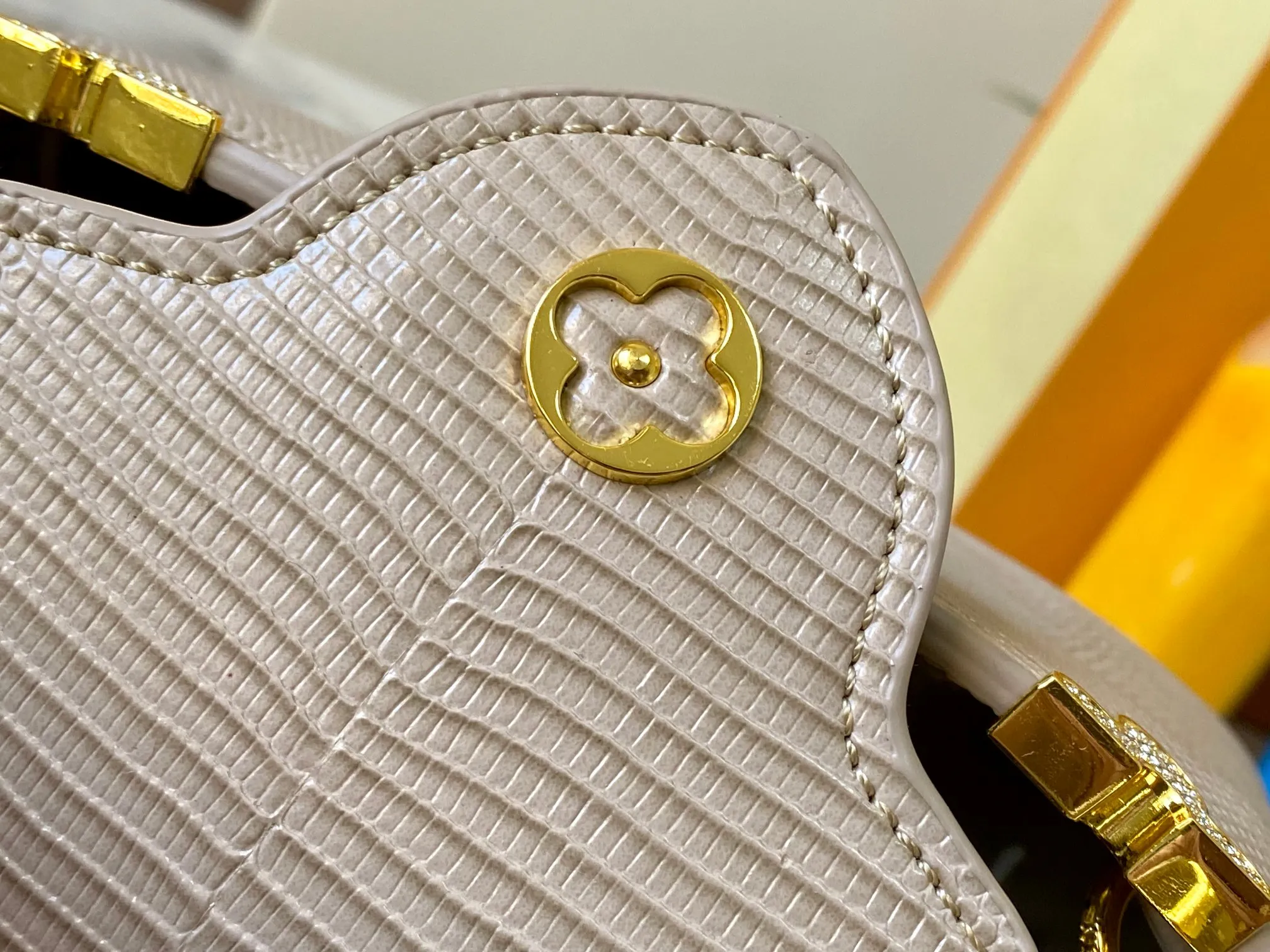 Top original P440 Guangzhou product M12296 apricot lizard leather with gold diamond corolla 🔺This Capucines mini handbag is wrapped in gorgeous lizard leather and lined with delicate sheepskin, embellished with dazzling metal parts. The flip cover reads LV letters inside, and a Monogram flower blooms when turned out. Its compact size makes it a dazzling choice for evening occasions. Detailed features 21 x 14 x 8 cm (length x height x width