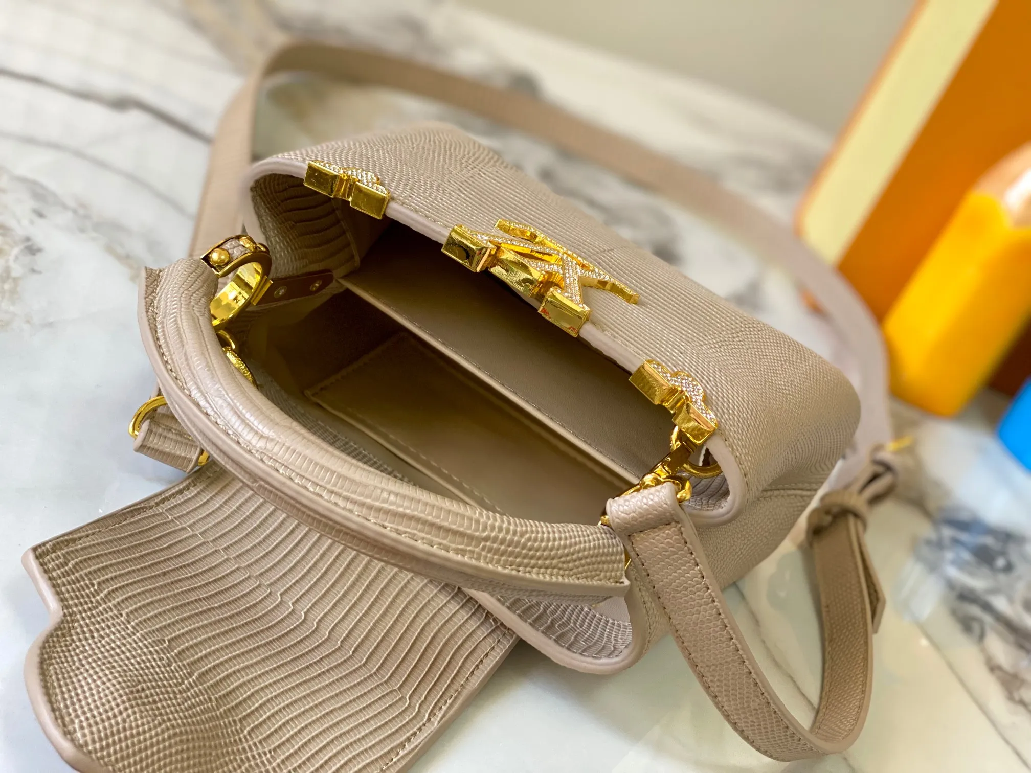 Top original P440 Guangzhou product M12296 apricot lizard leather with gold diamond corolla 🔺This Capucines mini handbag is wrapped in gorgeous lizard leather and lined with delicate sheepskin, embellished with dazzling metal parts. The flip cover reads LV letters inside, and a Monogram flower blooms when turned out. Its compact size makes it a dazzling choice for evening occasions. Detailed features 21 x 14 x 8 cm (length x height x width