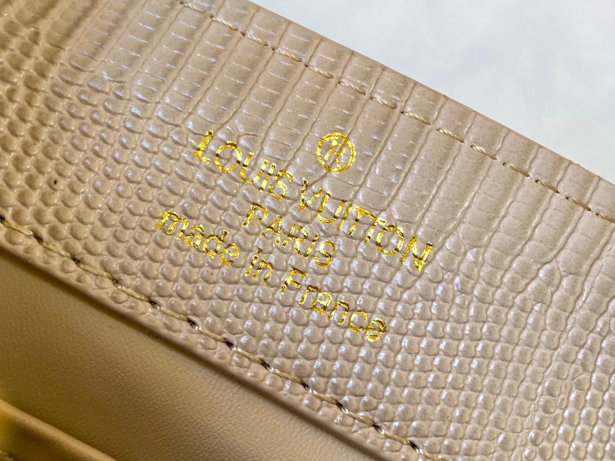 Top original P440 Guangzhou product M12296 apricot lizard leather with gold diamond corolla 🔺This Capucines mini handbag is wrapped in gorgeous lizard leather and lined with delicate sheepskin, embellished with dazzling metal parts. The flip cover reads LV letters inside, and a Monogram flower blooms when turned out. Its compact size makes it a dazzling choice for evening occasions. Detailed features 21 x 14 x 8 cm (length x height x width
