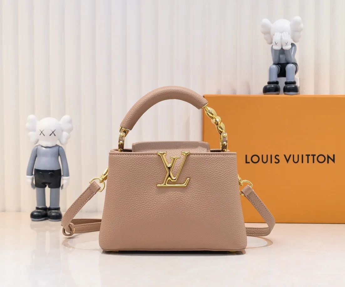 Upgraded version P440 M23943 This Capucines mini handbag incorporates exquisite Monogram flowers into the handle, and uses delicate brushstrokes to present the three-dimensional look of the LV logo, injecting dazzling luster into the soft design. Full-grain Taurillon leather has a compact shape that can hold a smartphone, short wallet and other small essentials. Detailed features 21 x 14 x 8 cm (length x height x width)