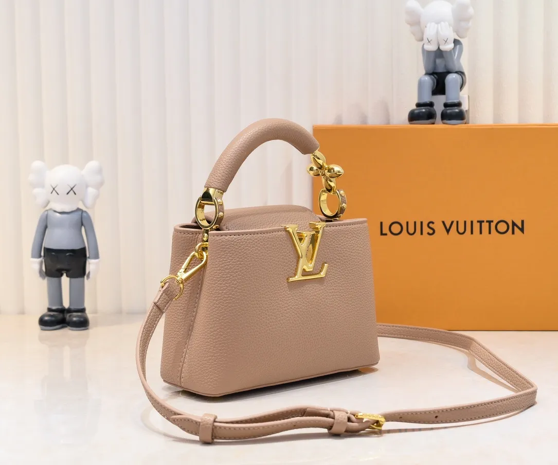 Upgraded version P440 M23943 This Capucines mini handbag incorporates exquisite Monogram flowers into the handle, and uses delicate brushstrokes to present the three-dimensional look of the LV logo, injecting dazzling luster into the soft design. Full-grain Taurillon leather has a compact shape that can hold a smartphone, short wallet and other small essentials. Detailed features 21 x 14 x 8 cm (length x height x width)