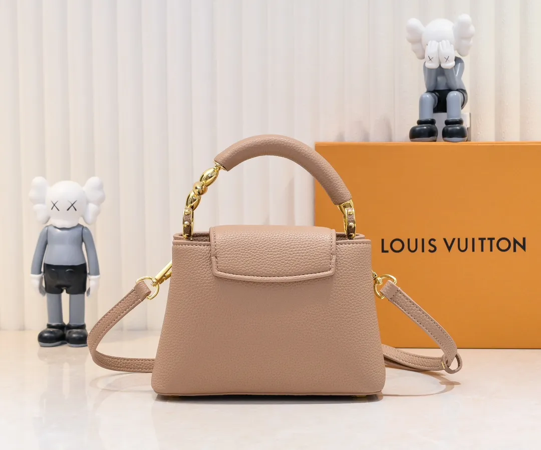 Upgraded version P440 M23943 This Capucines mini handbag incorporates exquisite Monogram flowers into the handle, and uses delicate brushstrokes to present the three-dimensional look of the LV logo, injecting dazzling luster into the soft design. Full-grain Taurillon leather has a compact shape that can hold a smartphone, short wallet and other small essentials. Detailed features 21 x 14 x 8 cm (length x height x width)