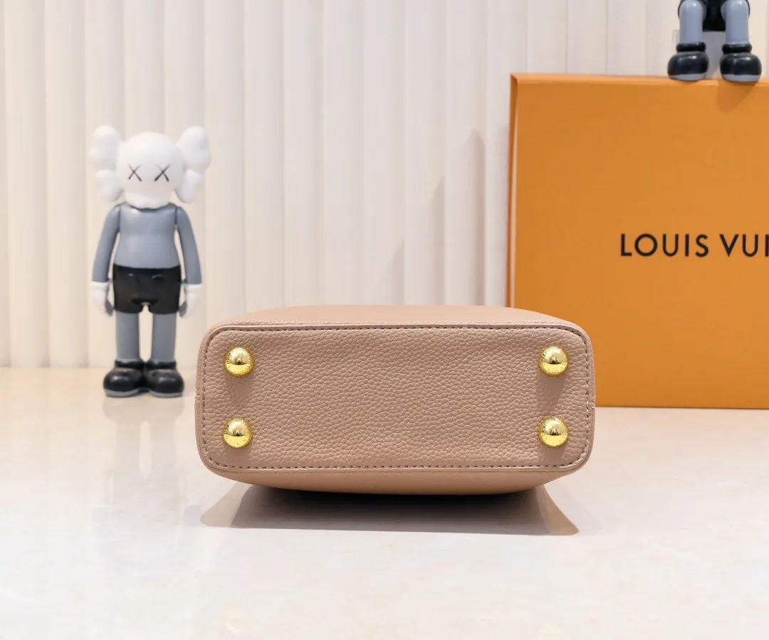 Upgraded version P440 M23943 This Capucines mini handbag incorporates exquisite Monogram flowers into the handle, and uses delicate brushstrokes to present the three-dimensional look of the LV logo, injecting dazzling luster into the soft design. Full-grain Taurillon leather has a compact shape that can hold a smartphone, short wallet and other small essentials. Detailed features 21 x 14 x 8 cm (length x height x width)