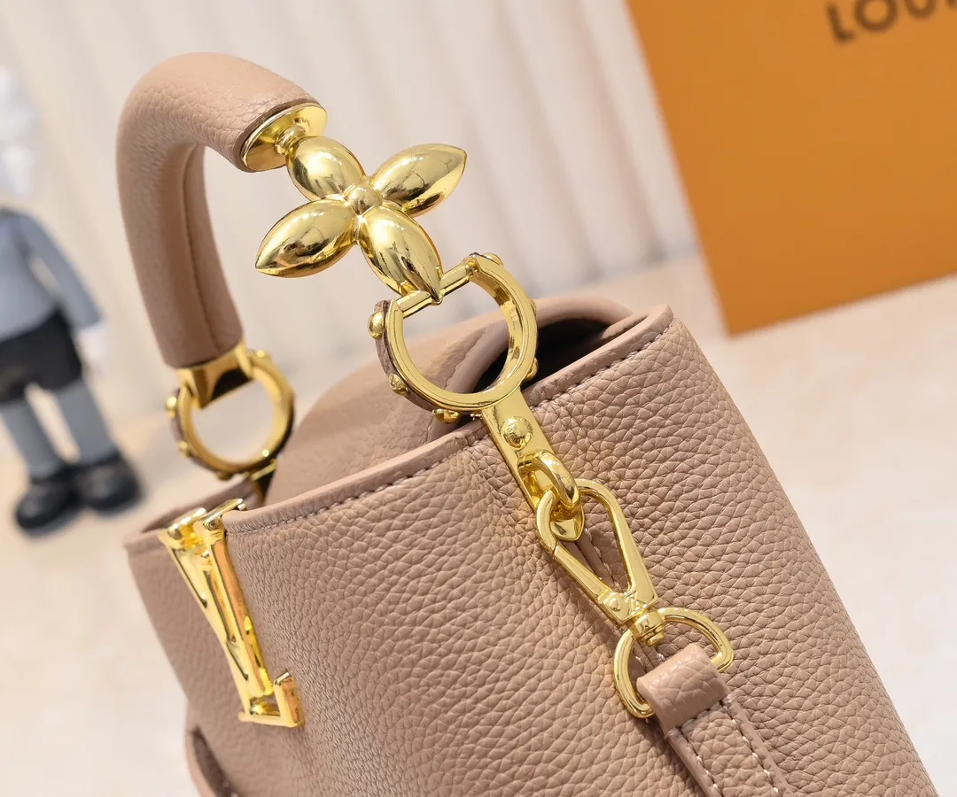 Upgraded version P440 M23943 This Capucines mini handbag incorporates exquisite Monogram flowers into the handle, and uses delicate brushstrokes to present the three-dimensional look of the LV logo, injecting dazzling luster into the soft design. Full-grain Taurillon leather has a compact shape that can hold a smartphone, short wallet and other small essentials. Detailed features 21 x 14 x 8 cm (length x height x width)