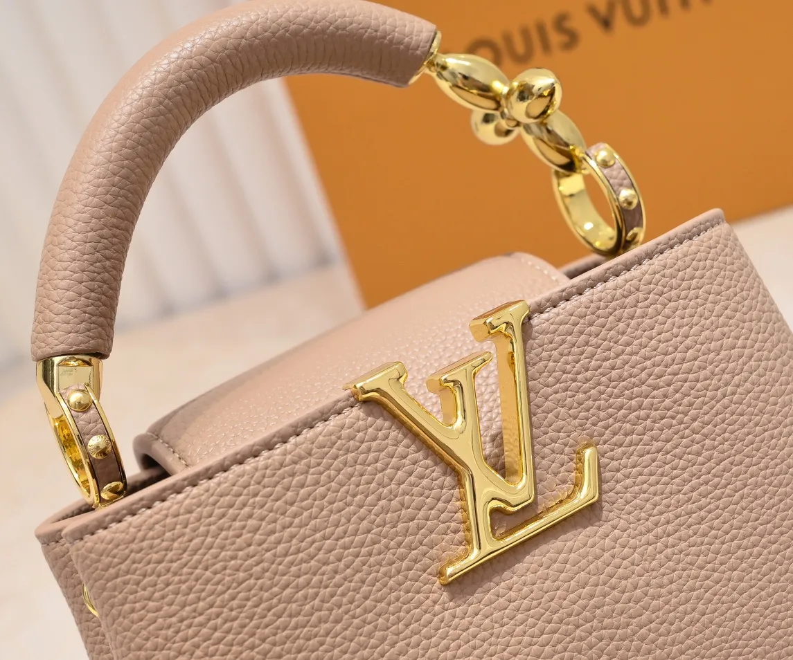 Upgraded version P440 M23943 This Capucines mini handbag incorporates exquisite Monogram flowers into the handle, and uses delicate brushstrokes to present the three-dimensional look of the LV logo, injecting dazzling luster into the soft design. Full-grain Taurillon leather has a compact shape that can hold a smartphone, short wallet and other small essentials. Detailed features 21 x 14 x 8 cm (length x height x width)