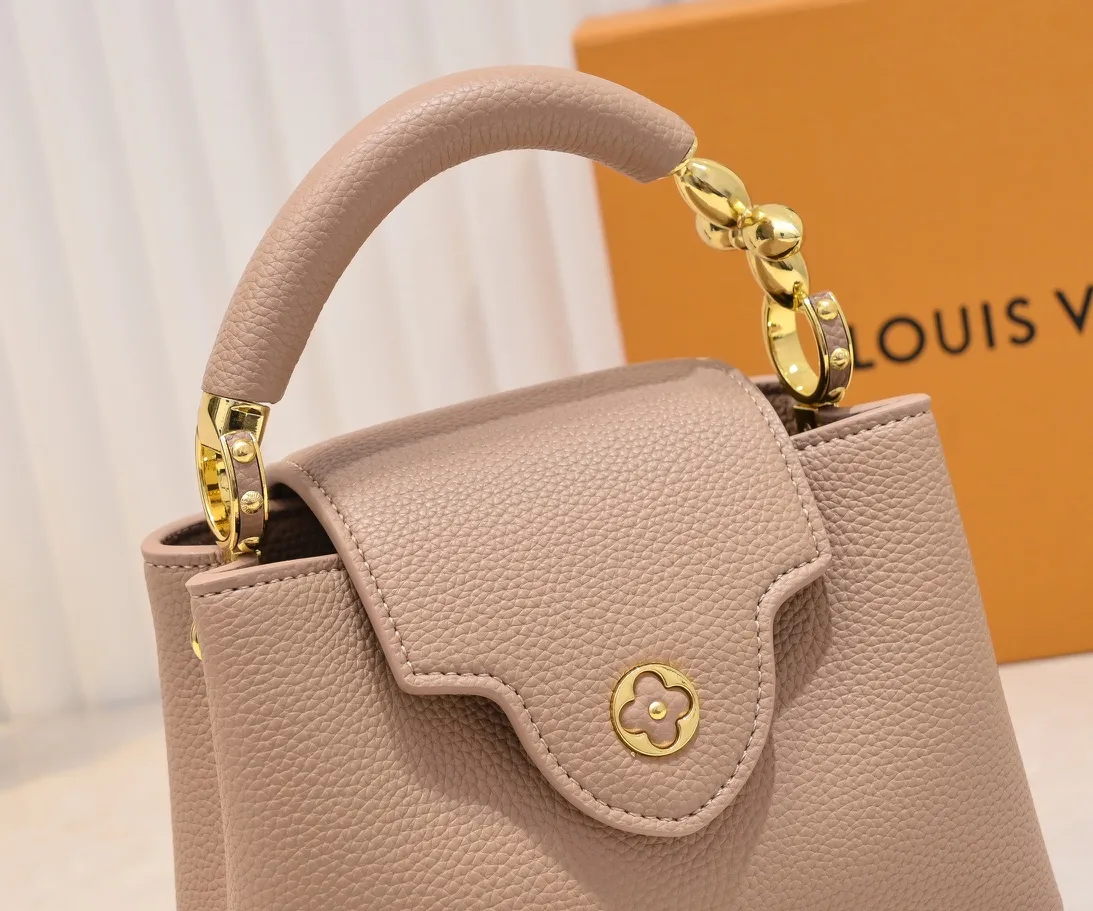 Upgraded version P440 M23943 This Capucines mini handbag incorporates exquisite Monogram flowers into the handle, and uses delicate brushstrokes to present the three-dimensional look of the LV logo, injecting dazzling luster into the soft design. Full-grain Taurillon leather has a compact shape that can hold a smartphone, short wallet and other small essentials. Detailed features 21 x 14 x 8 cm (length x height x width)