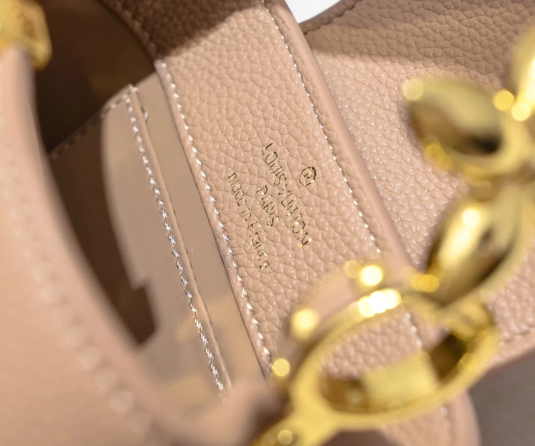 Upgraded version P440 M23943 This Capucines mini handbag incorporates exquisite Monogram flowers into the handle, and uses delicate brushstrokes to present the three-dimensional look of the LV logo, injecting dazzling luster into the soft design. Full-grain Taurillon leather has a compact shape that can hold a smartphone, short wallet and other small essentials. Detailed features 21 x 14 x 8 cm (length x height x width)