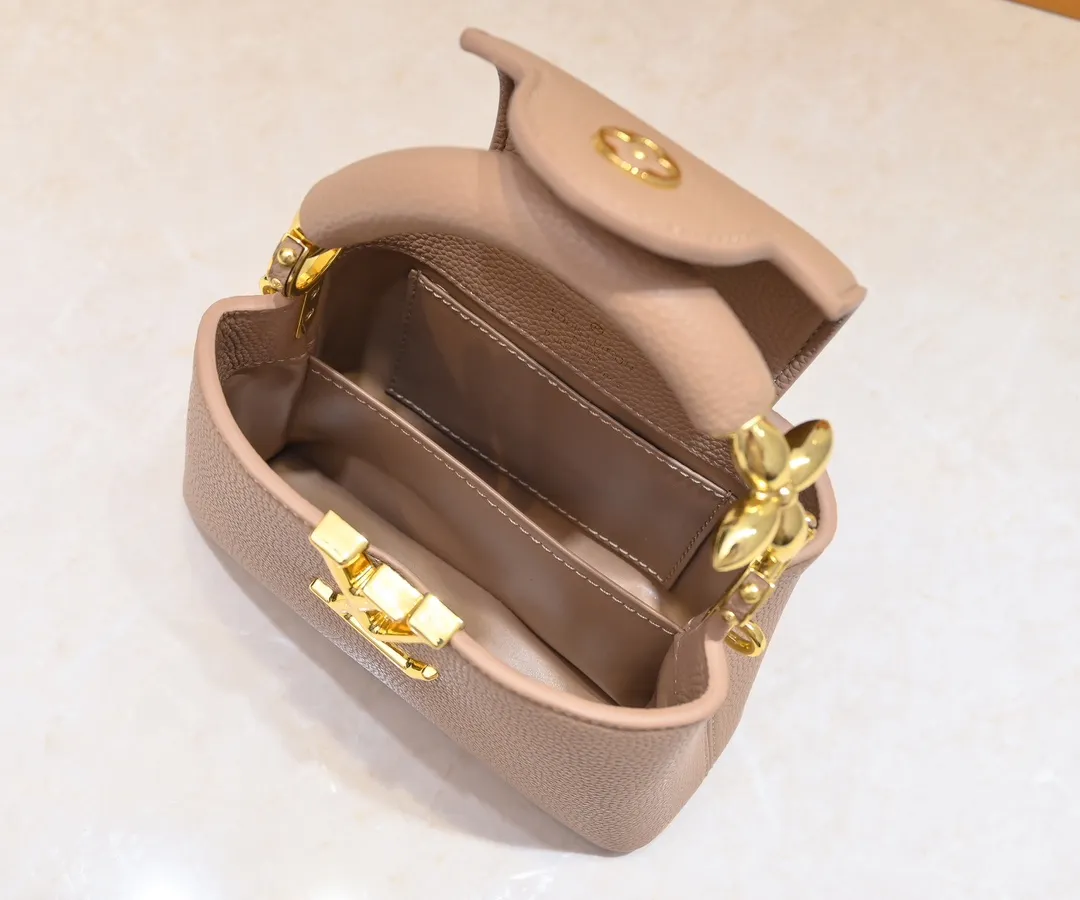 Upgraded version P440 M23943 This Capucines mini handbag incorporates exquisite Monogram flowers into the handle, and uses delicate brushstrokes to present the three-dimensional look of the LV logo, injecting dazzling luster into the soft design. Full-grain Taurillon leather has a compact shape that can hold a smartphone, short wallet and other small essentials. Detailed features 21 x 14 x 8 cm (length x height x width)