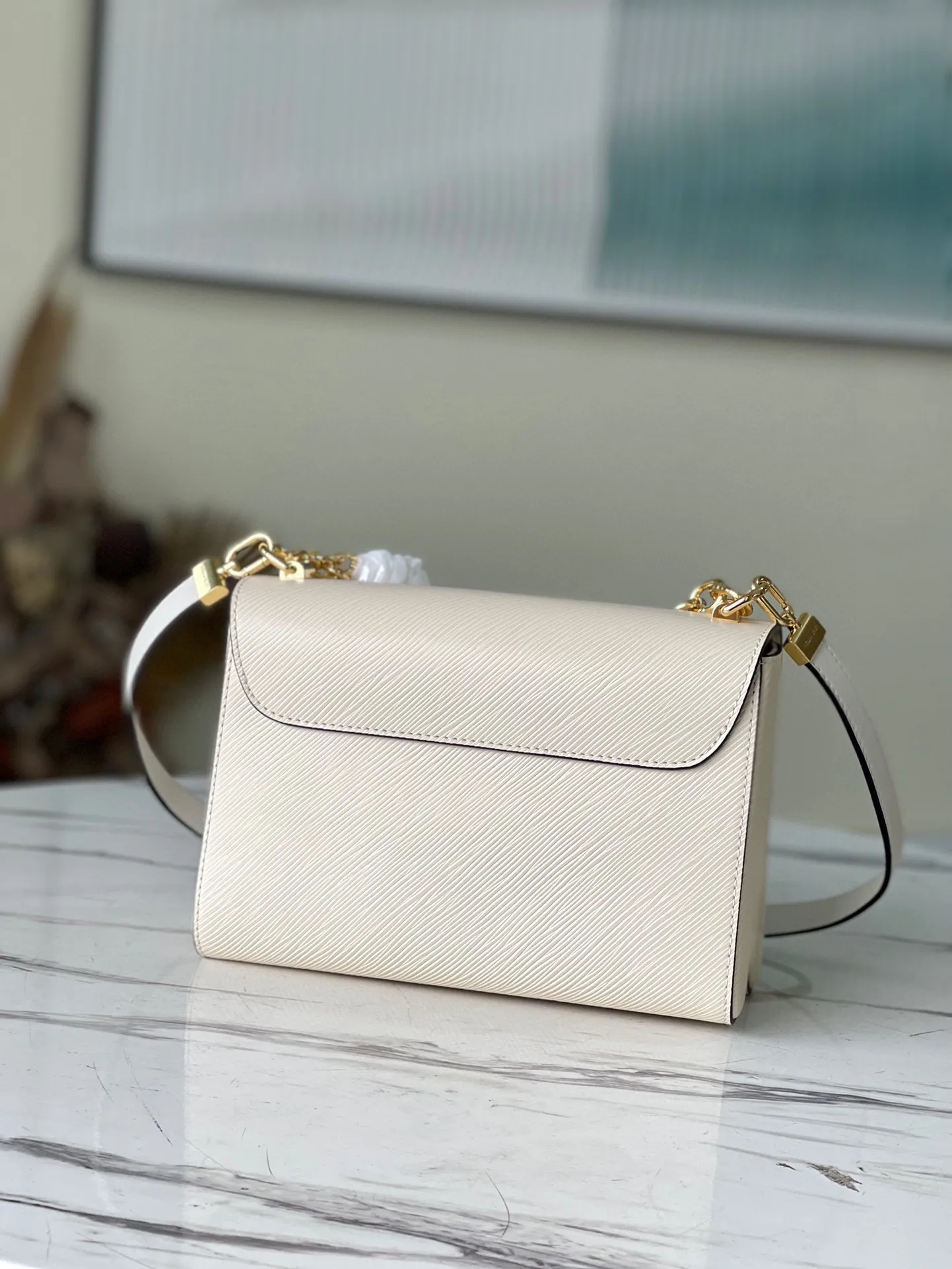 💰1160 (first-grain leather) top original single M59403 beige This Twist medium handbag is a new double chain embedded with hand-enameled Monogram flowers, which can release a feminine atmosphere whether used as decoration or to expand the carrying method. Twist twist lock continues the classic element. Dimensions: 23 x 17 x 9.5 cm